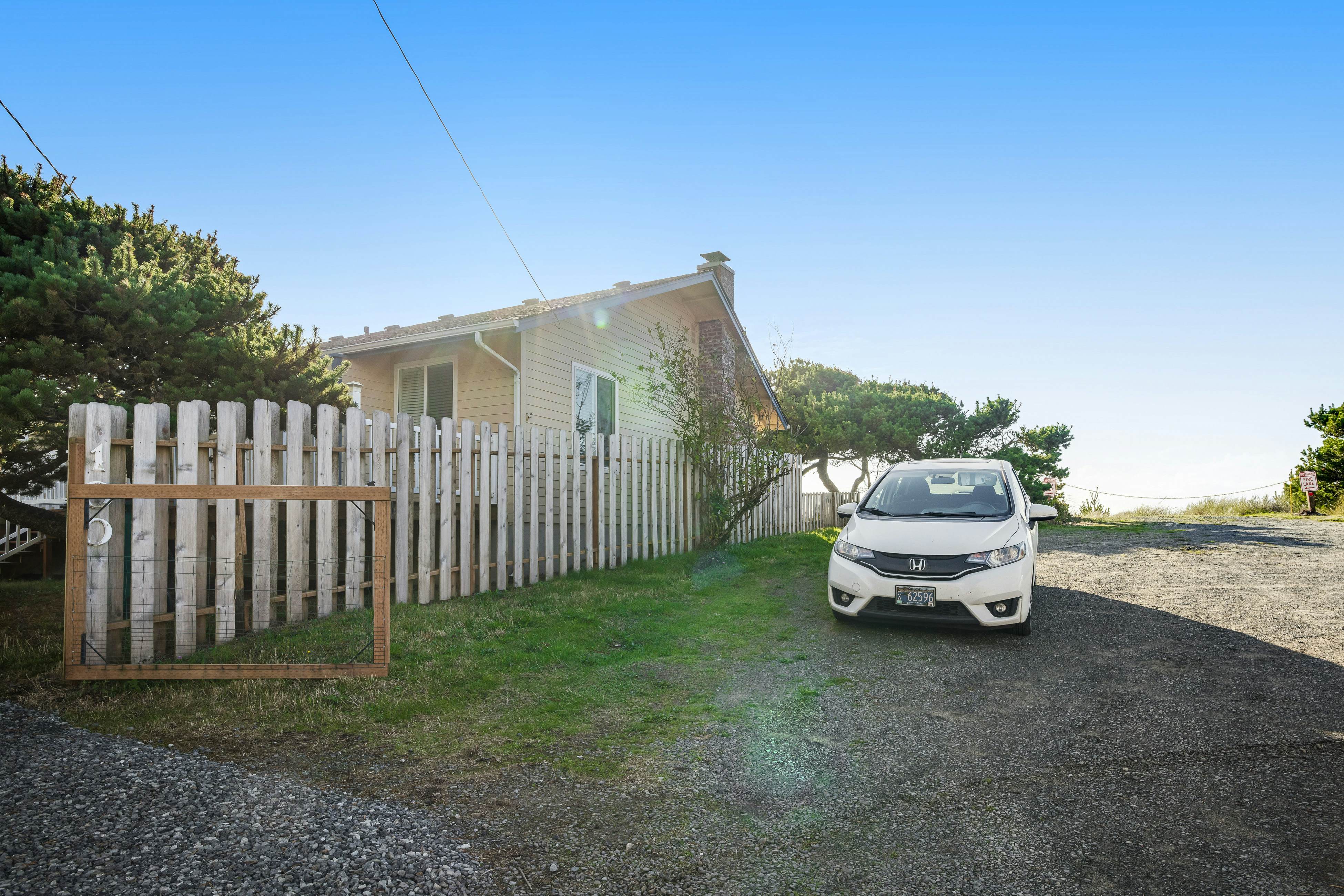 Oceanfront dog-friendly home with sunny deck, ocean view & washer/dryer