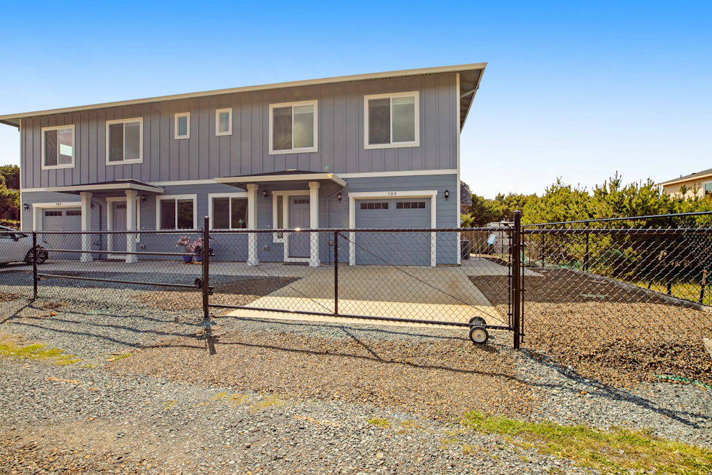 Wonderful duplex with central AC 2 washer dryers 1 minute walk to beach