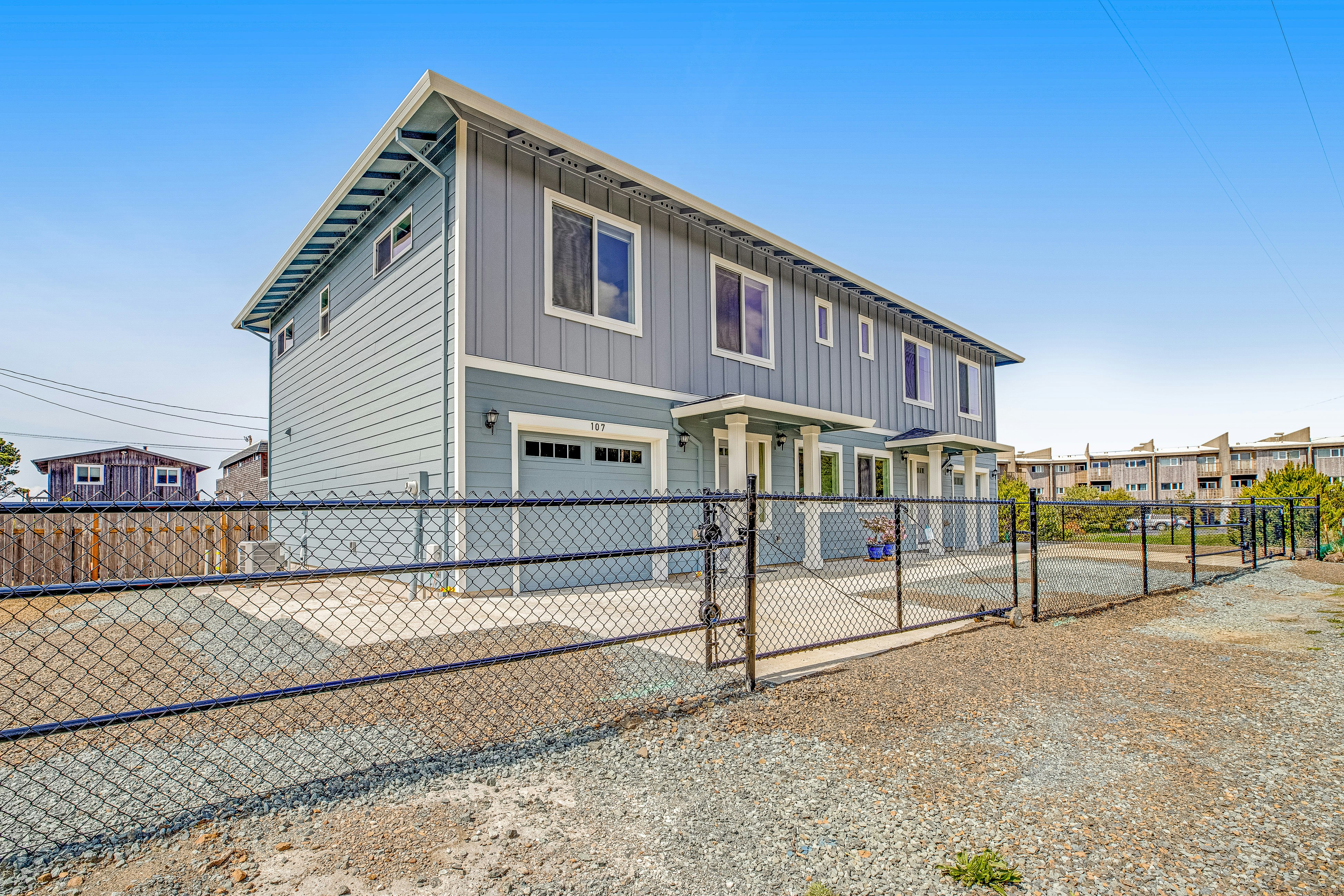 Beachside home with central AC, washer/dryer, 1-minute walk to beach
