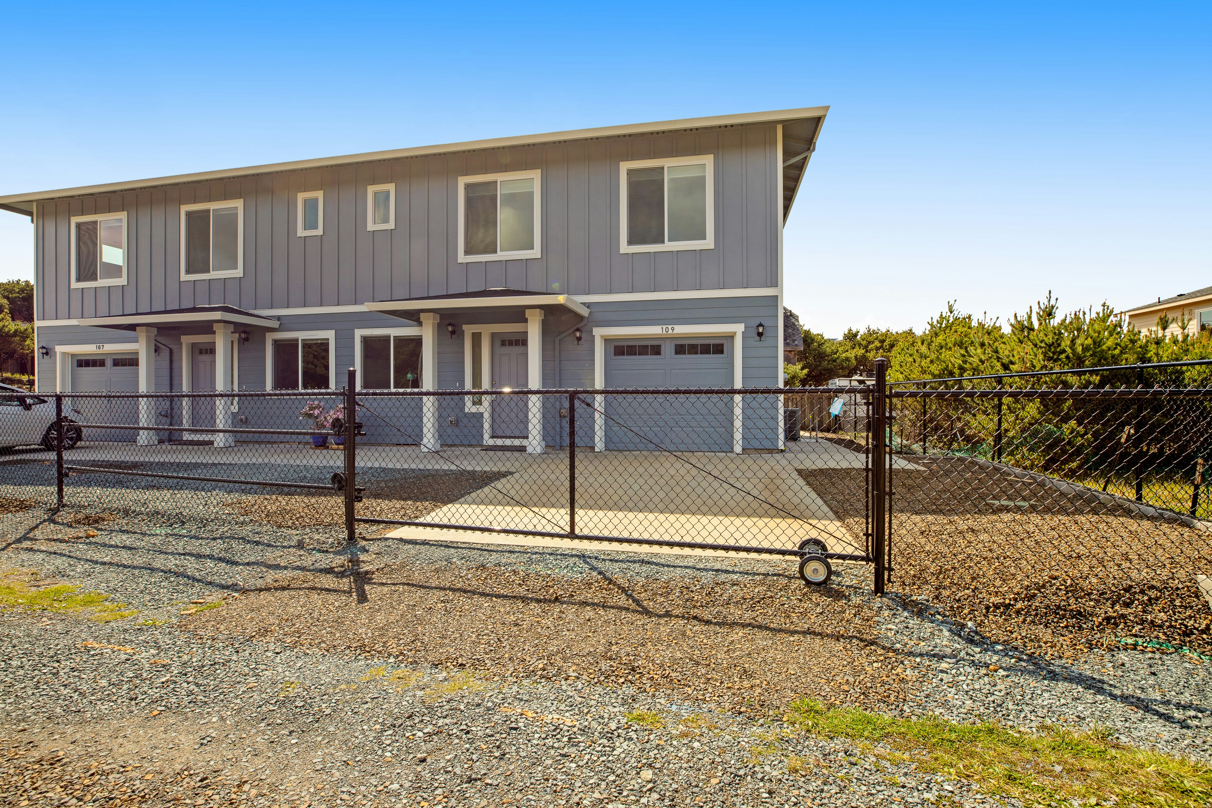 Large & convenient duplex suite with central AC & W/D - walk 1-minute to beach