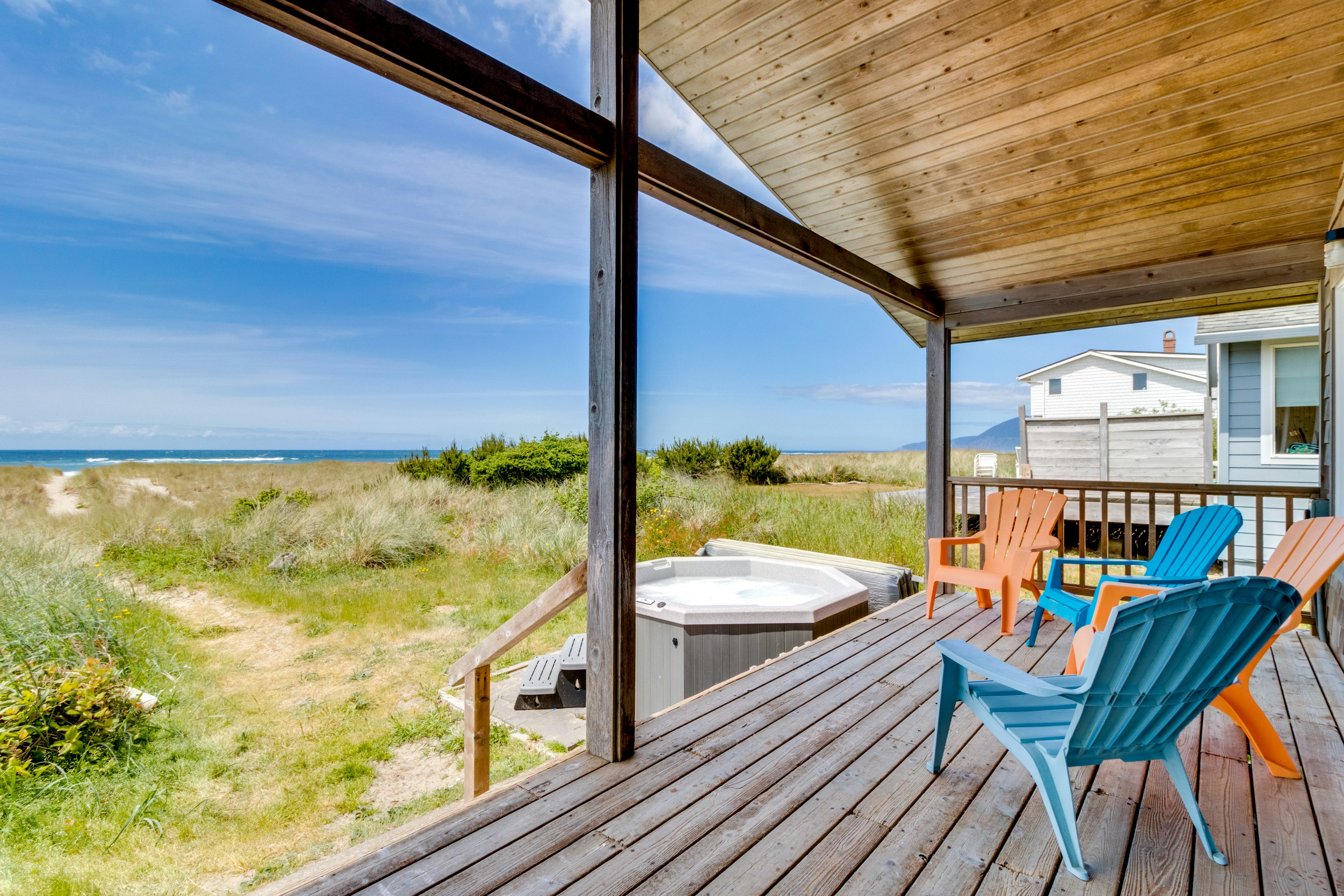 Dog-friendly oceanfront cottage with private hot tub & wood-burning fireplace