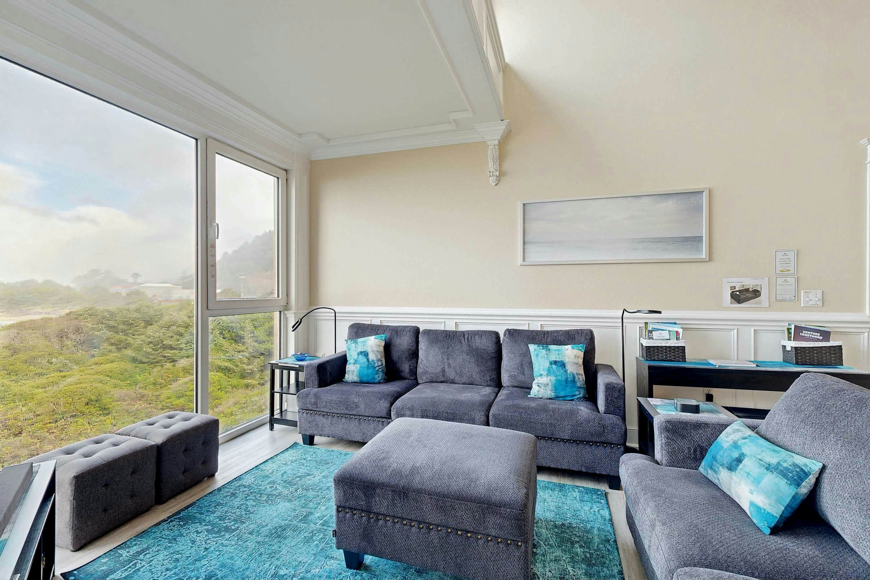 Elegant oceanfront condo with deck and extraordinary views dog friendly