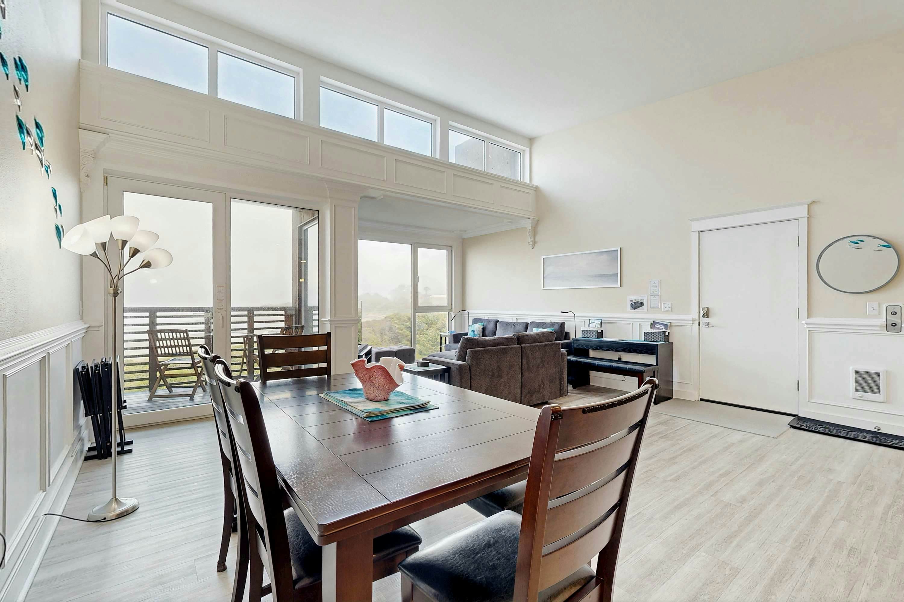 Elegant oceanfront condo with deck and extraordinary views dog friendly