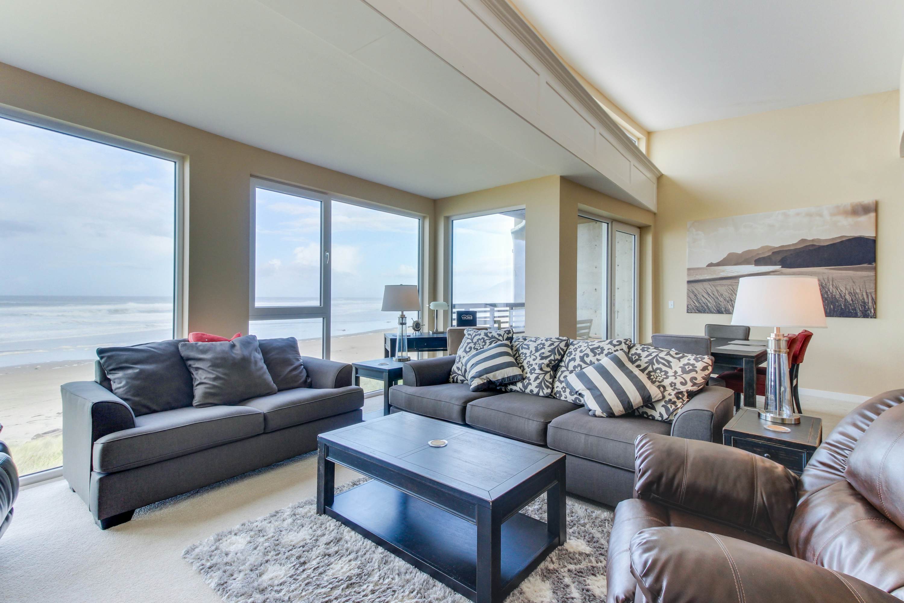 Contemporary oceanfront condo w/amazing views, dog-friendly