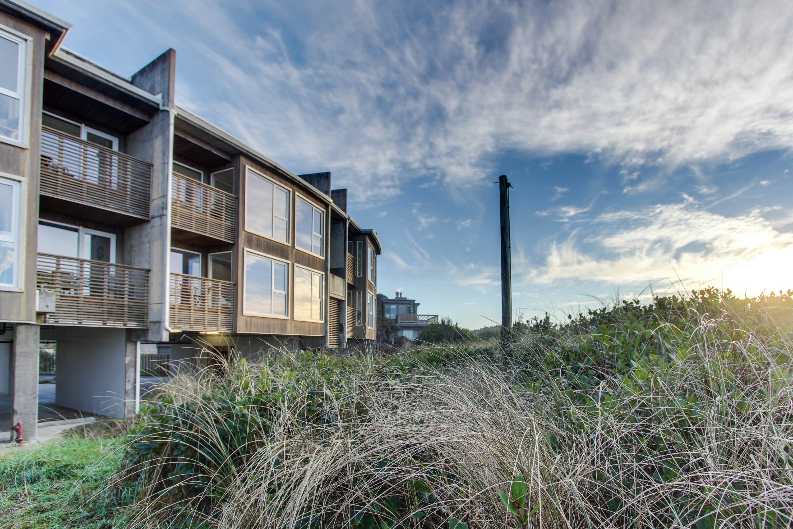 Contemporary oceanfront condo w/amazing views, dog-friendly