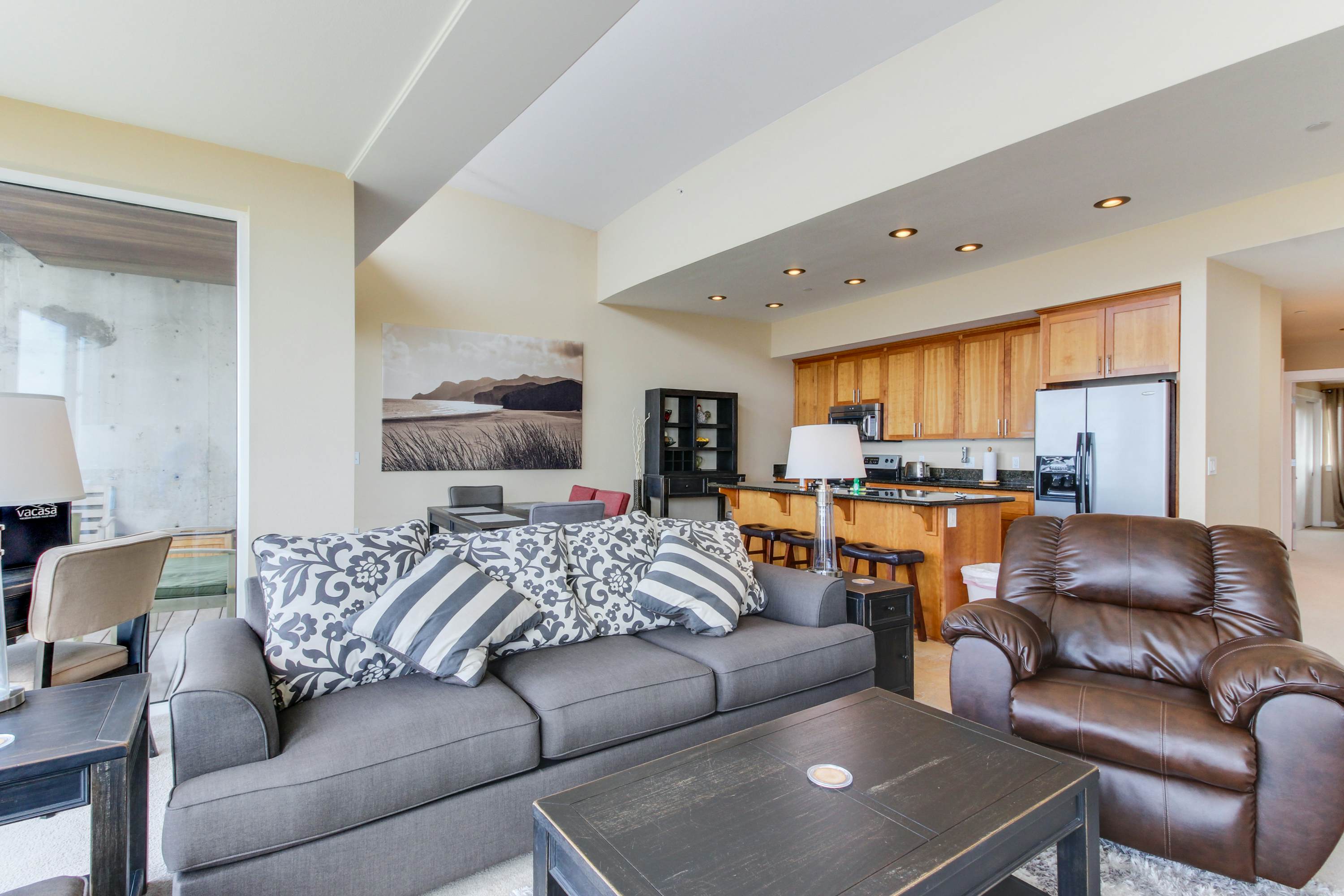 Contemporary oceanfront condo w/amazing views, dog-friendly