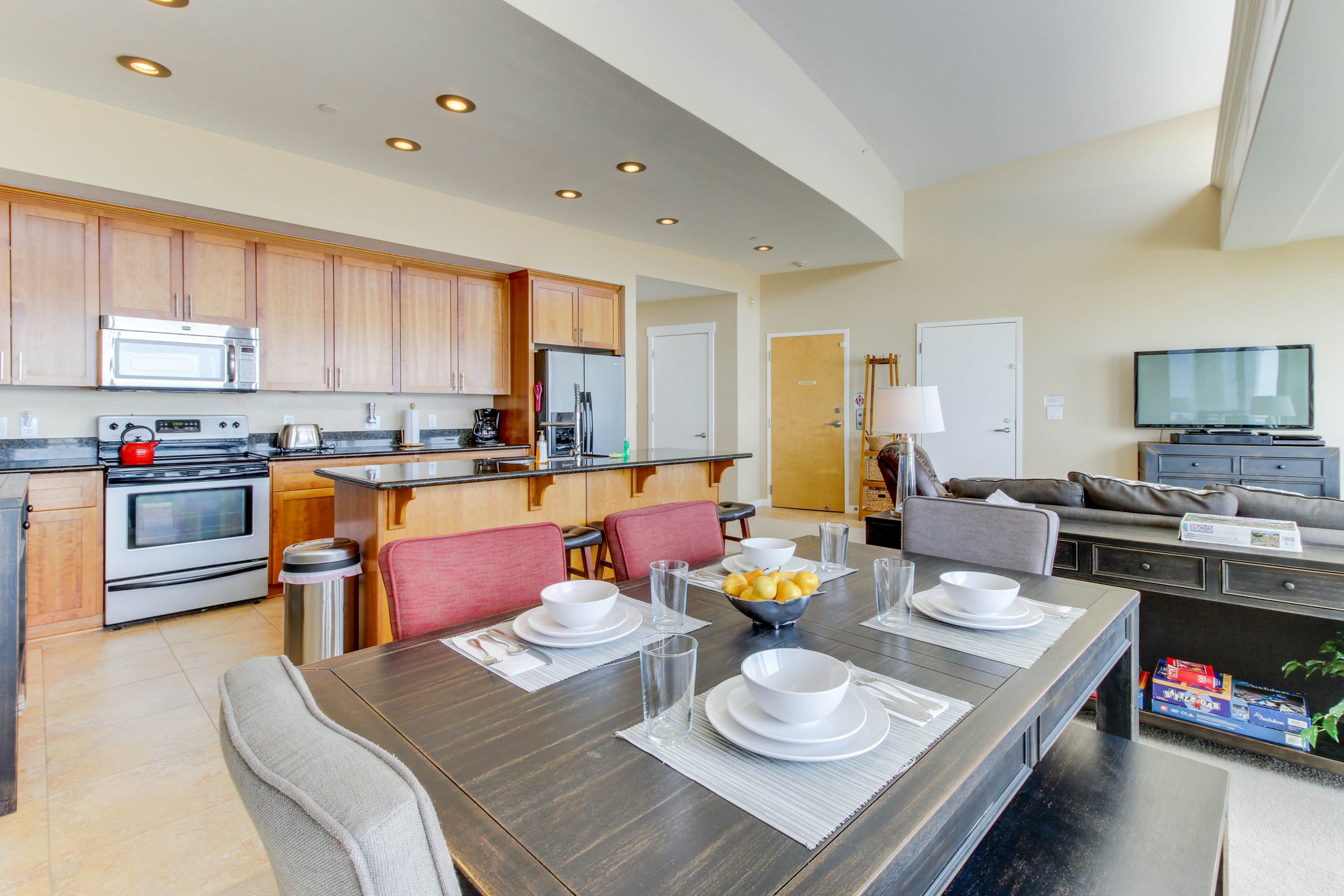 Contemporary oceanfront condo w/amazing views, dog-friendly