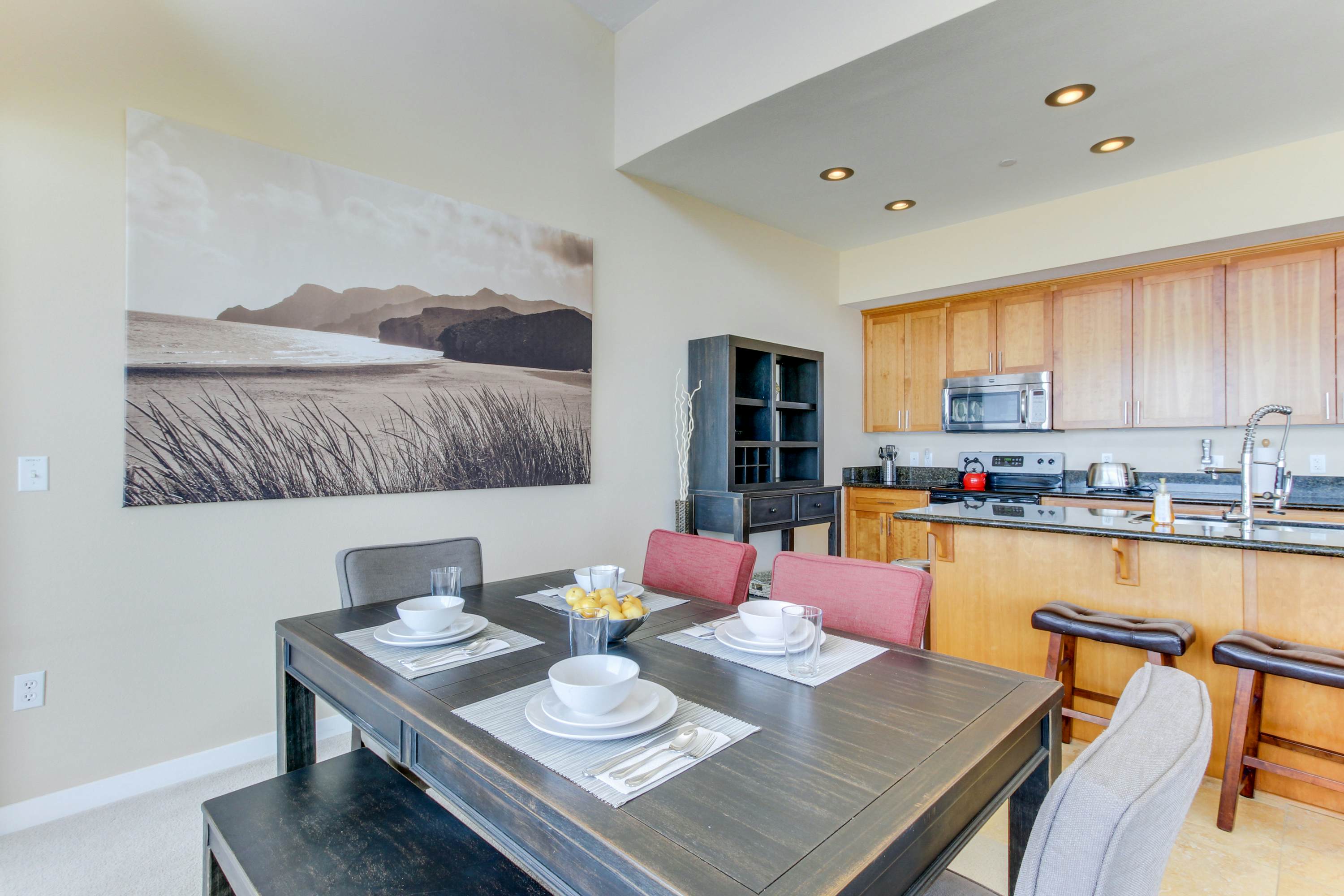 Contemporary oceanfront condo w/amazing views, dog-friendly