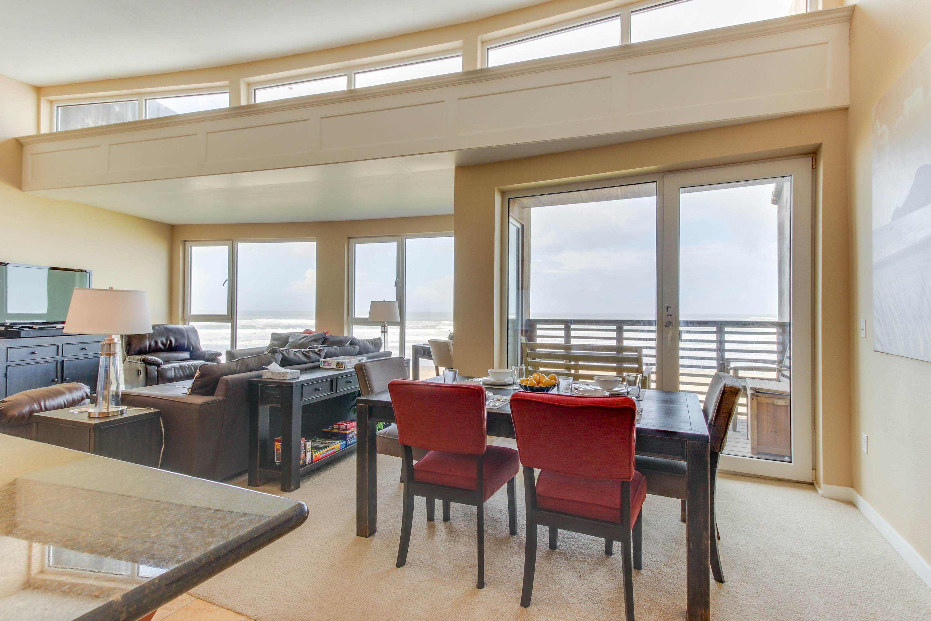 Contemporary oceanfront condo w/amazing views, dog-friendly