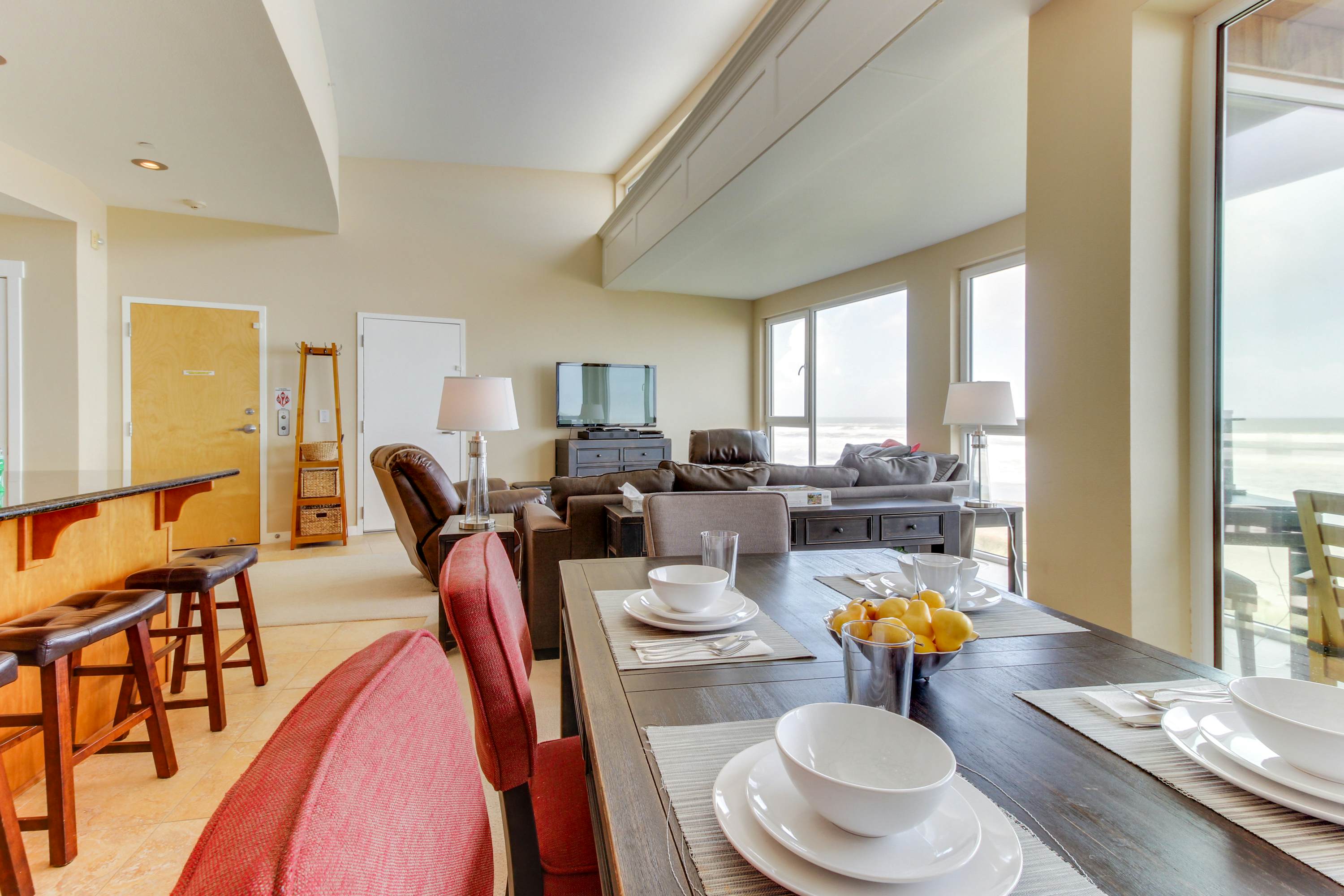 Contemporary oceanfront condo w/amazing views, dog-friendly