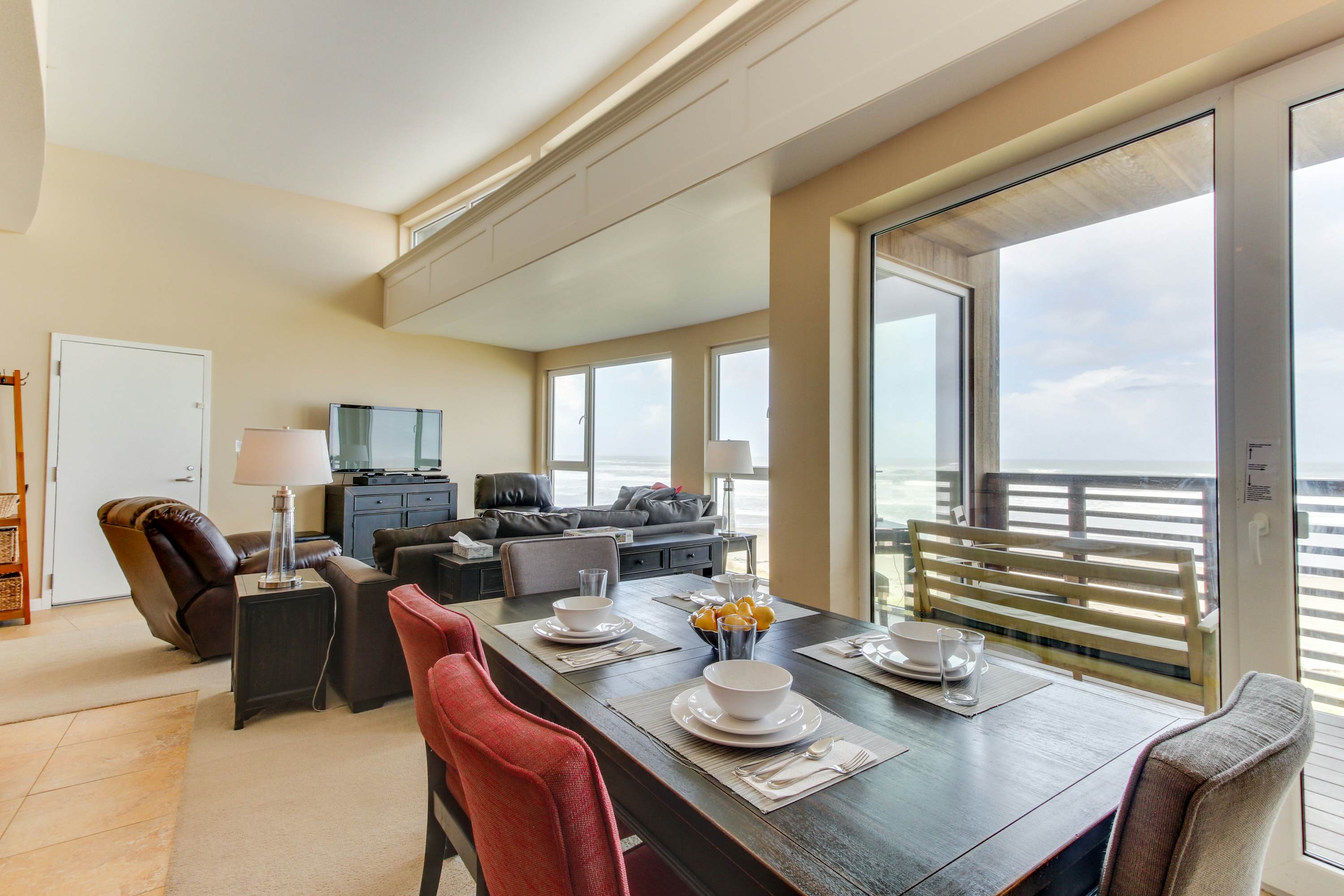 Contemporary oceanfront condo w/amazing views, dog-friendly