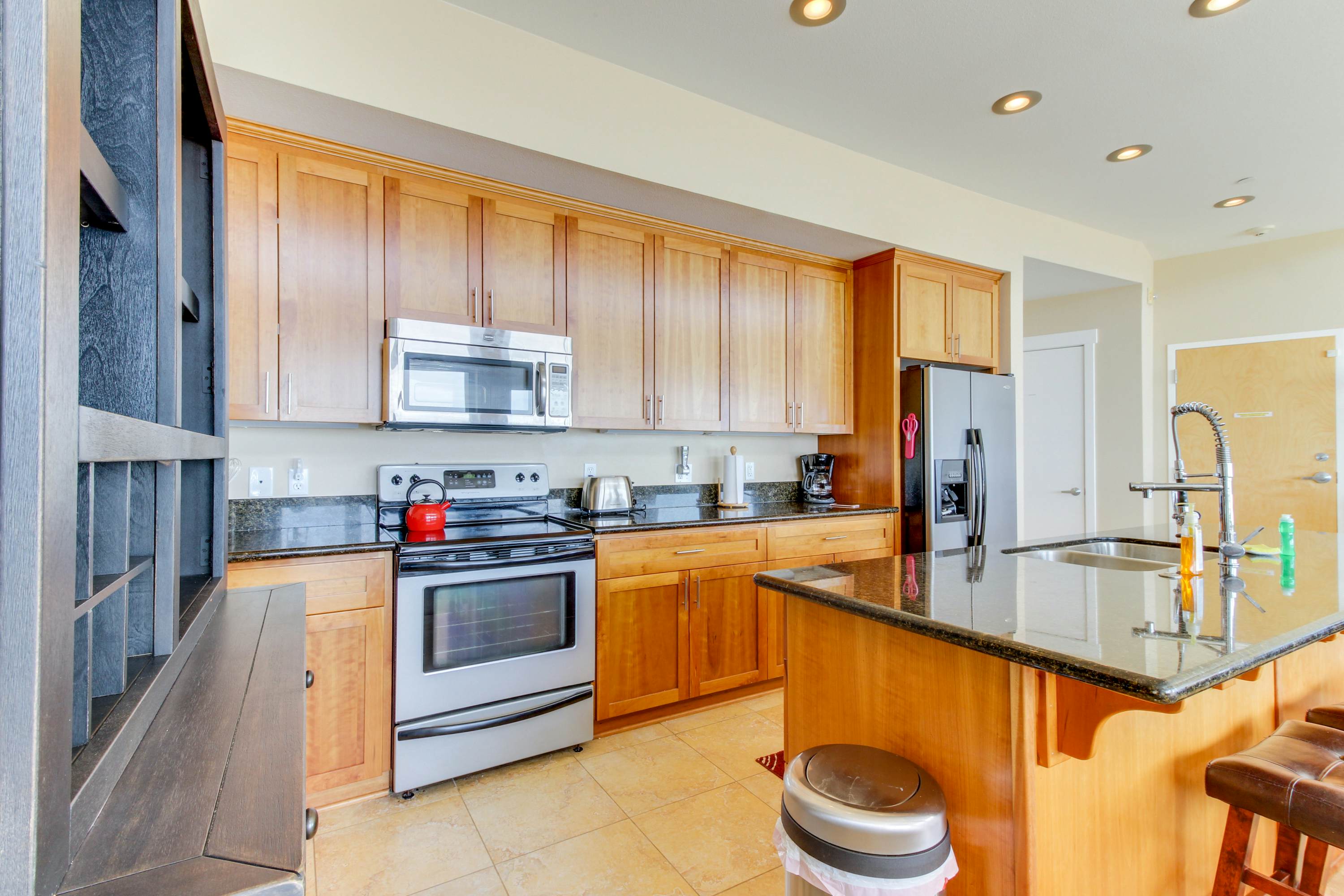 Contemporary oceanfront condo w/amazing views, dog-friendly