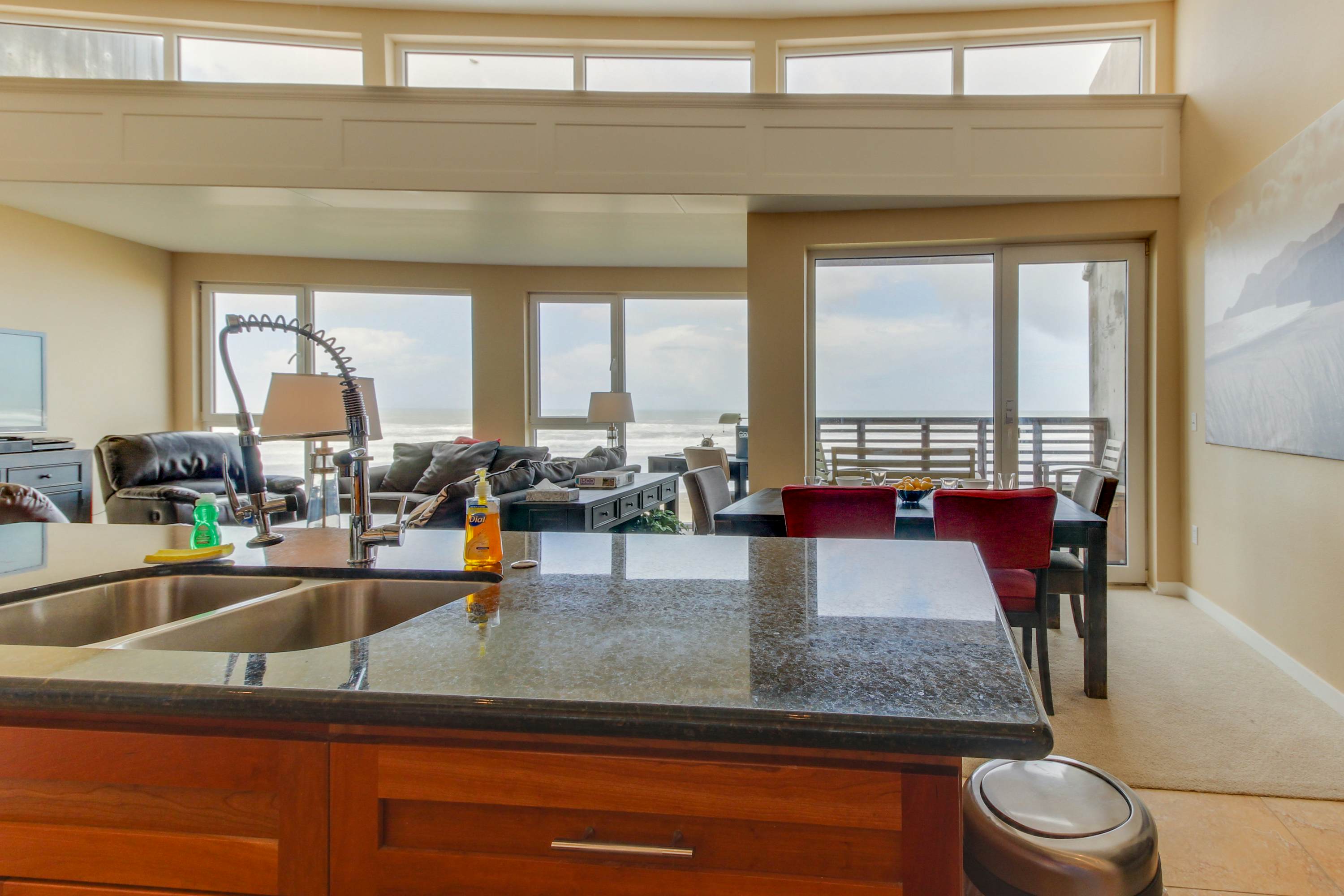 Contemporary oceanfront condo w/amazing views, dog-friendly