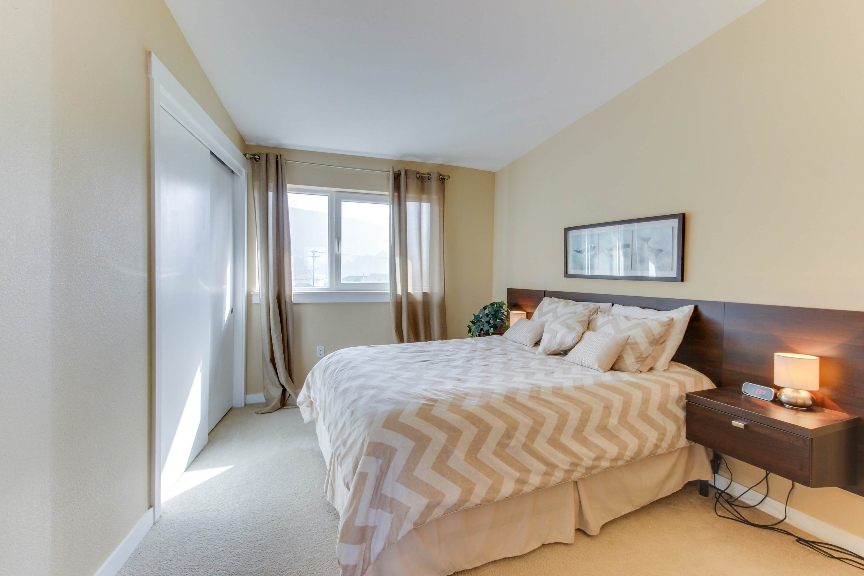 Contemporary oceanfront condo w/amazing views, dog-friendly