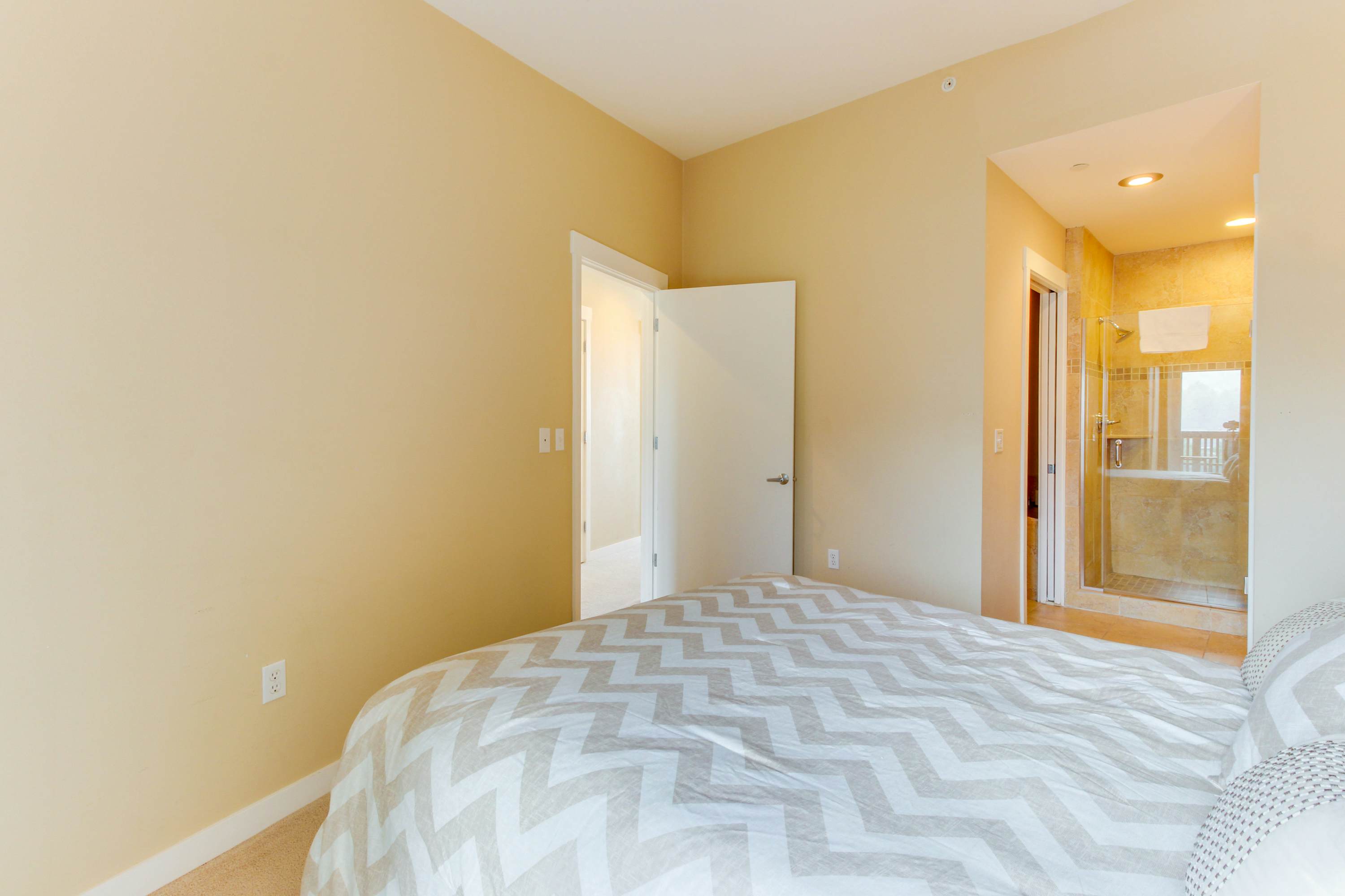 Contemporary oceanfront condo w/amazing views, dog-friendly