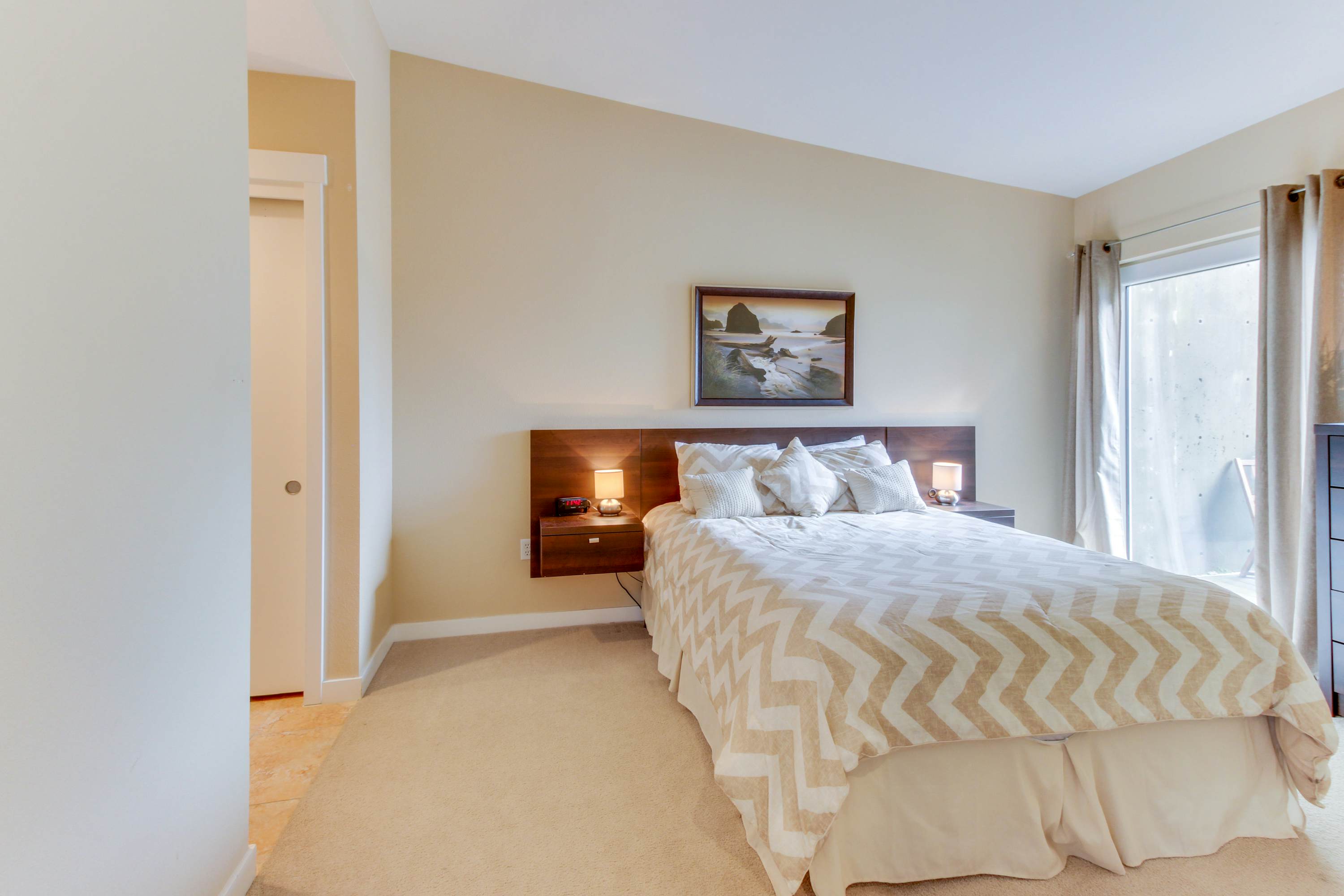 Contemporary oceanfront condo w/amazing views, dog-friendly