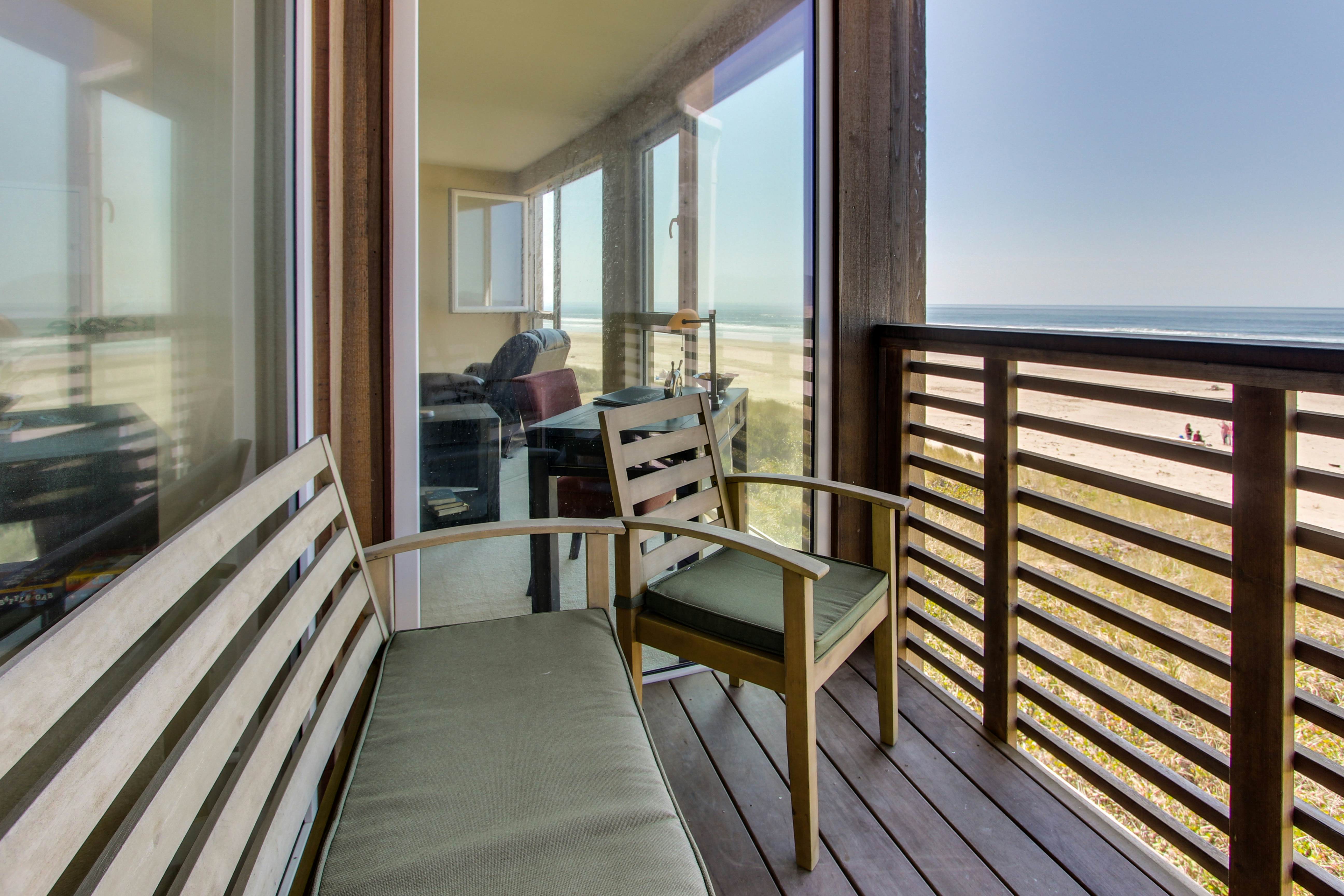 Contemporary oceanfront condo w/amazing views, dog-friendly