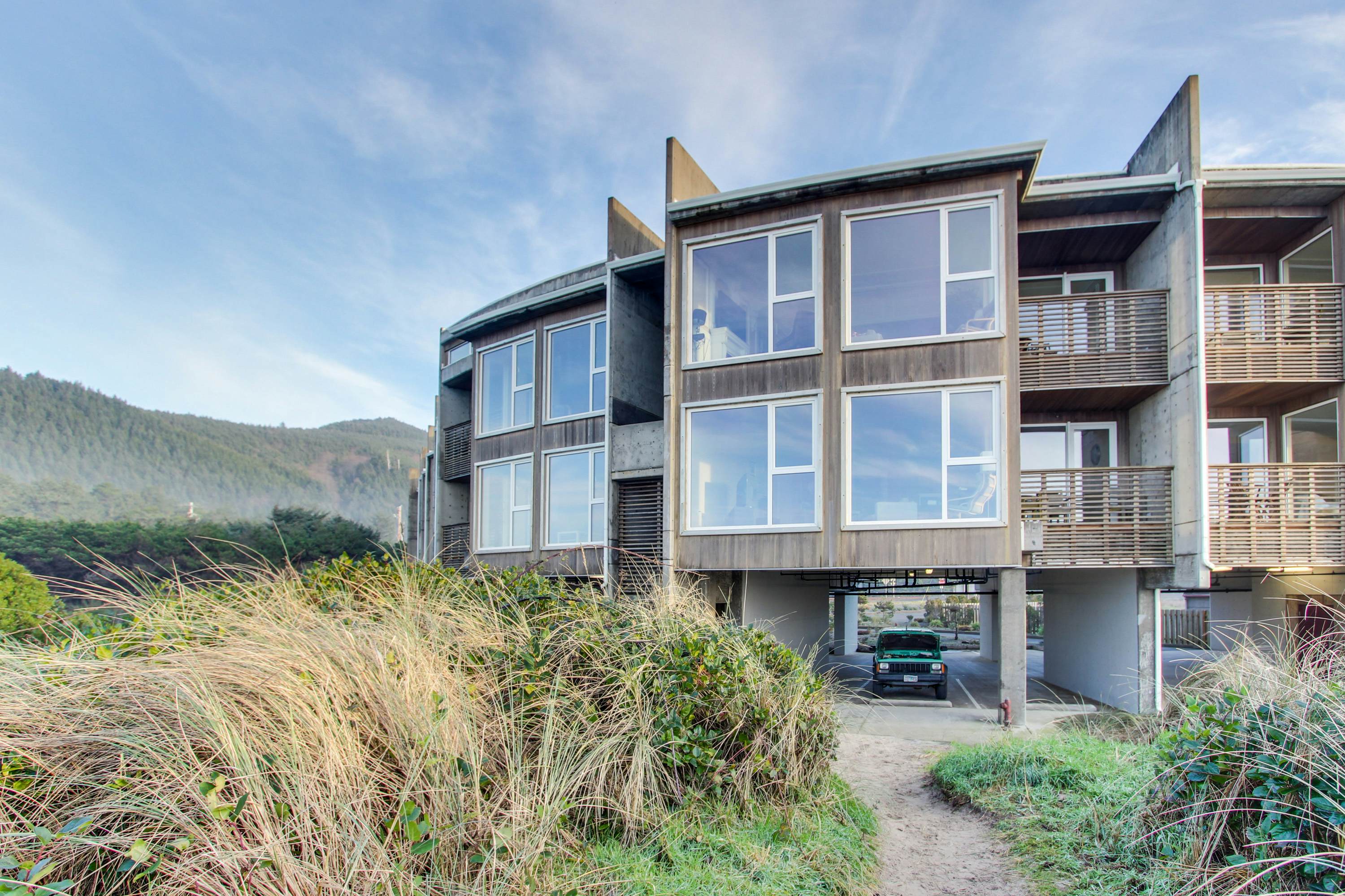 Contemporary oceanfront condo w/amazing views, dog-friendly
