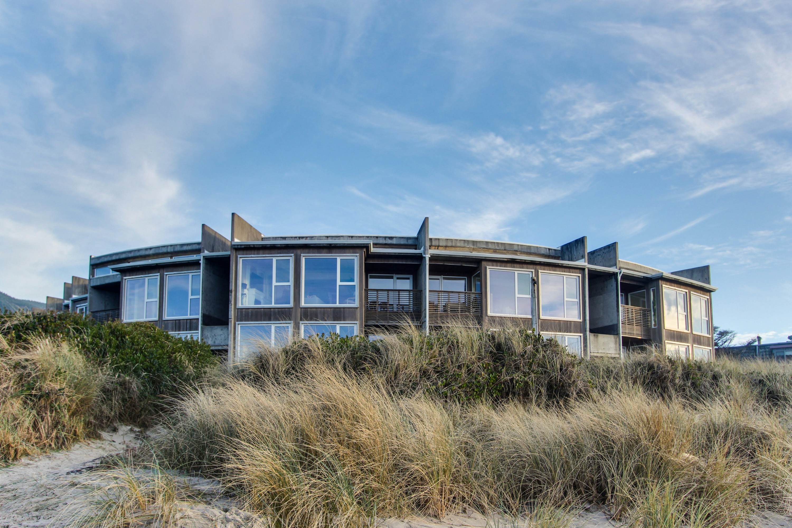 Contemporary oceanfront condo w/amazing views, dog-friendly