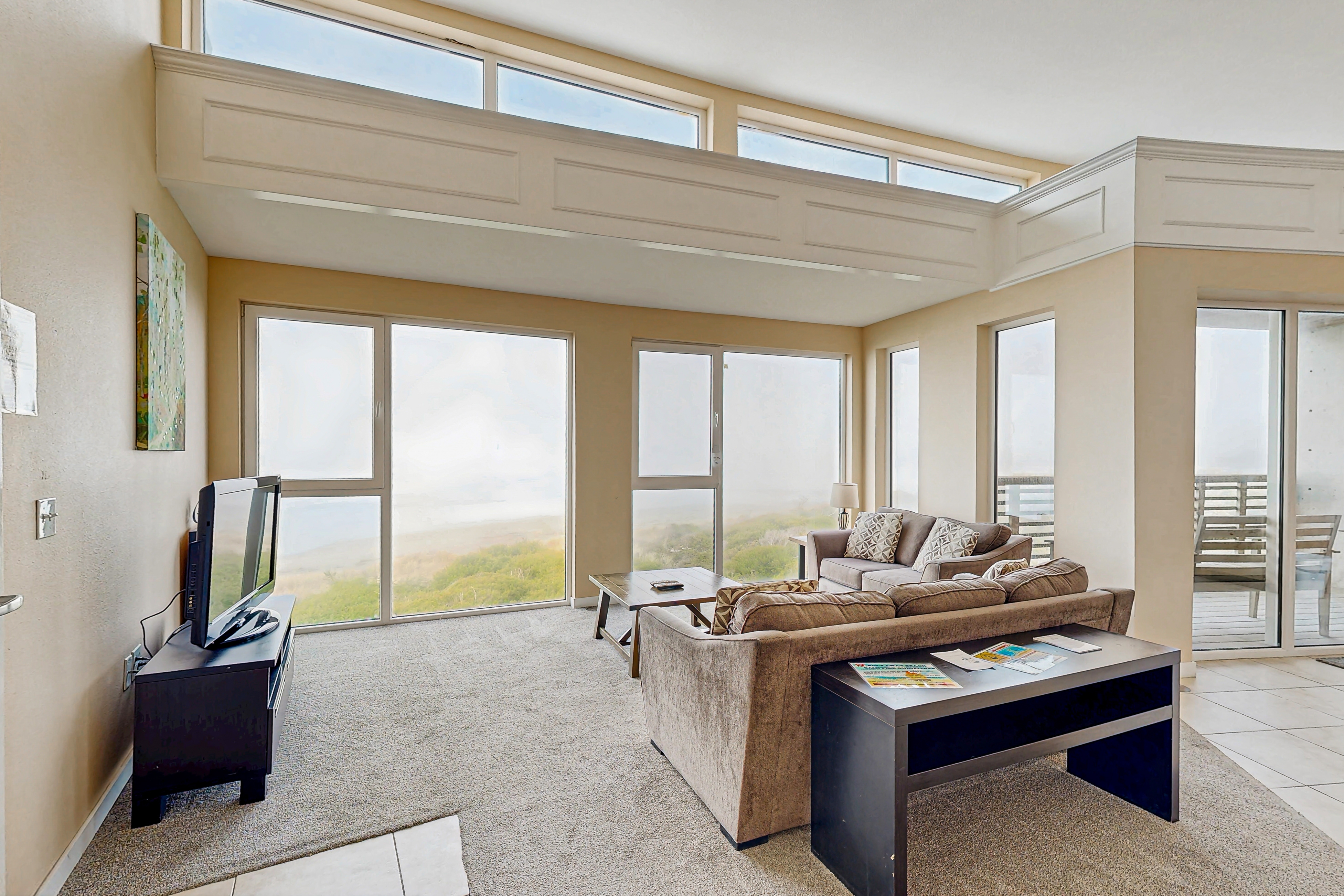 Modern Waterfront Condo Right on the Pacific Ocean Dogs Welcome