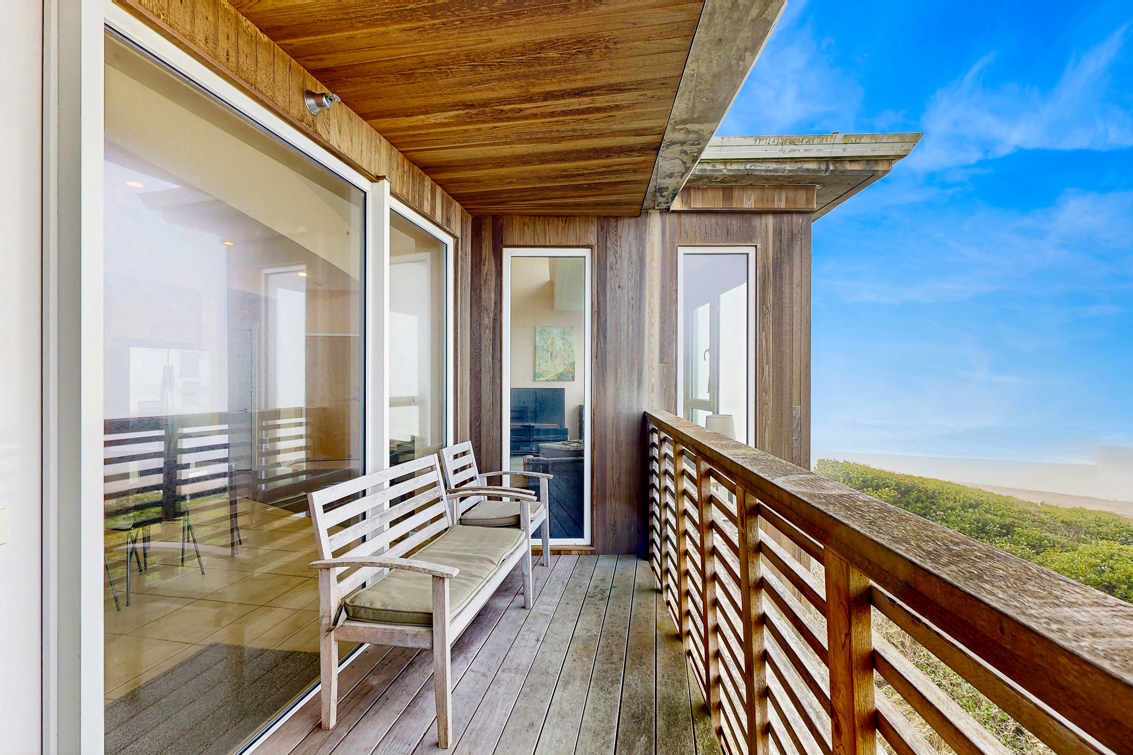 Modern Waterfront Condo Right on the Pacific Ocean Dogs Welcome