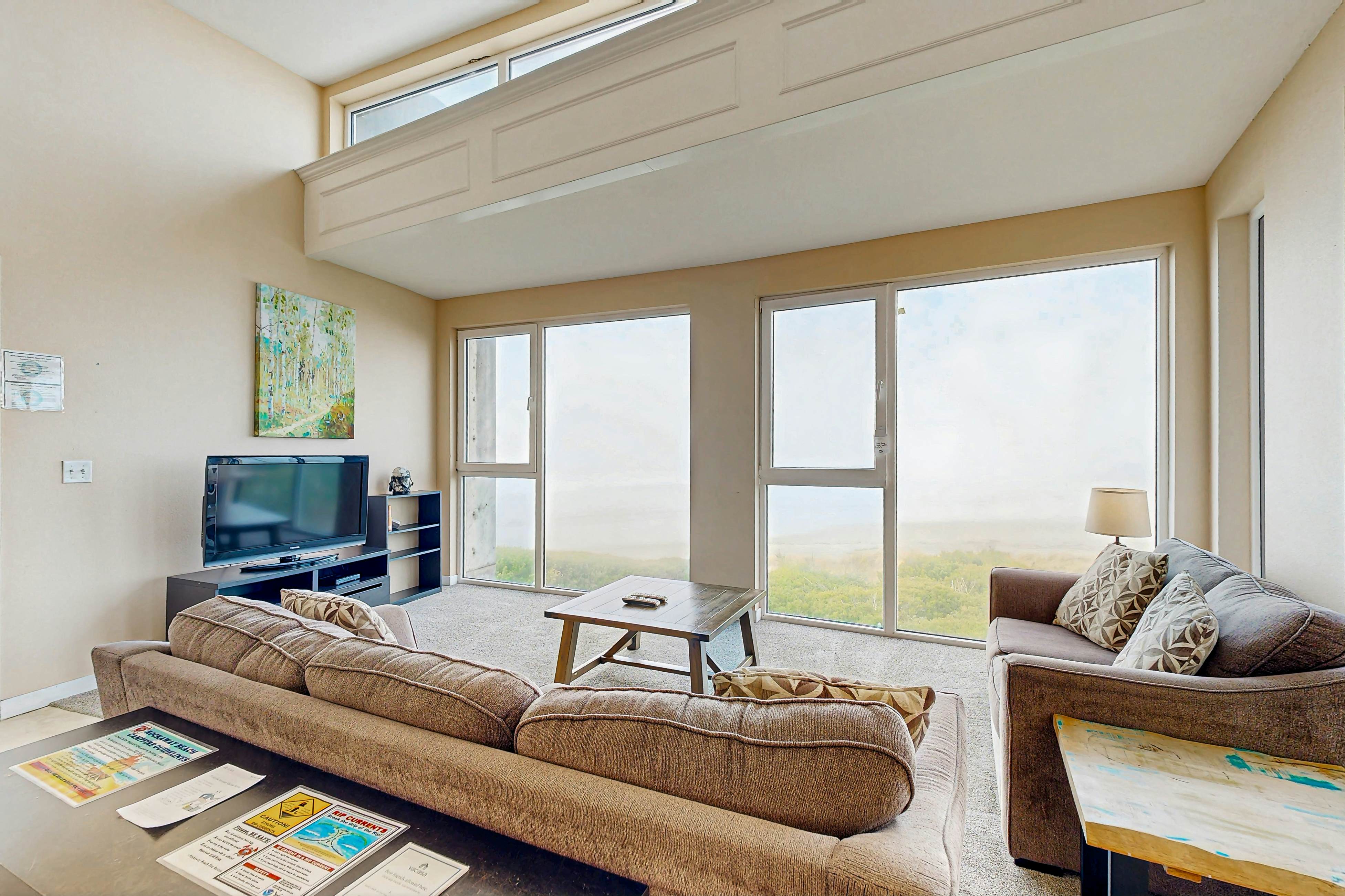 Modern Waterfront Condo - Right on the Pacific Ocean, Dogs Welcome