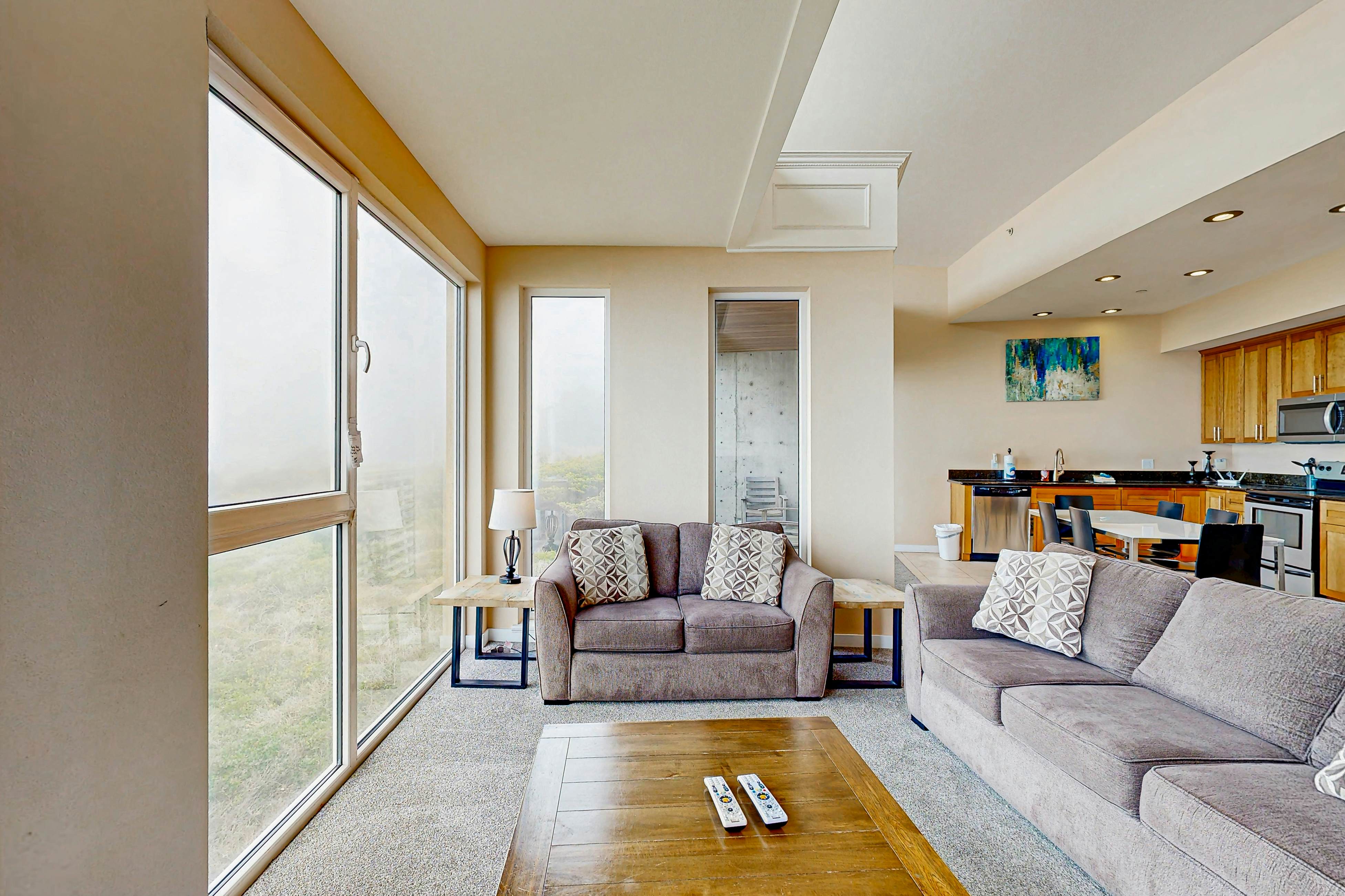 Modern Waterfront Condo - Right on the Pacific Ocean, Dogs Welcome