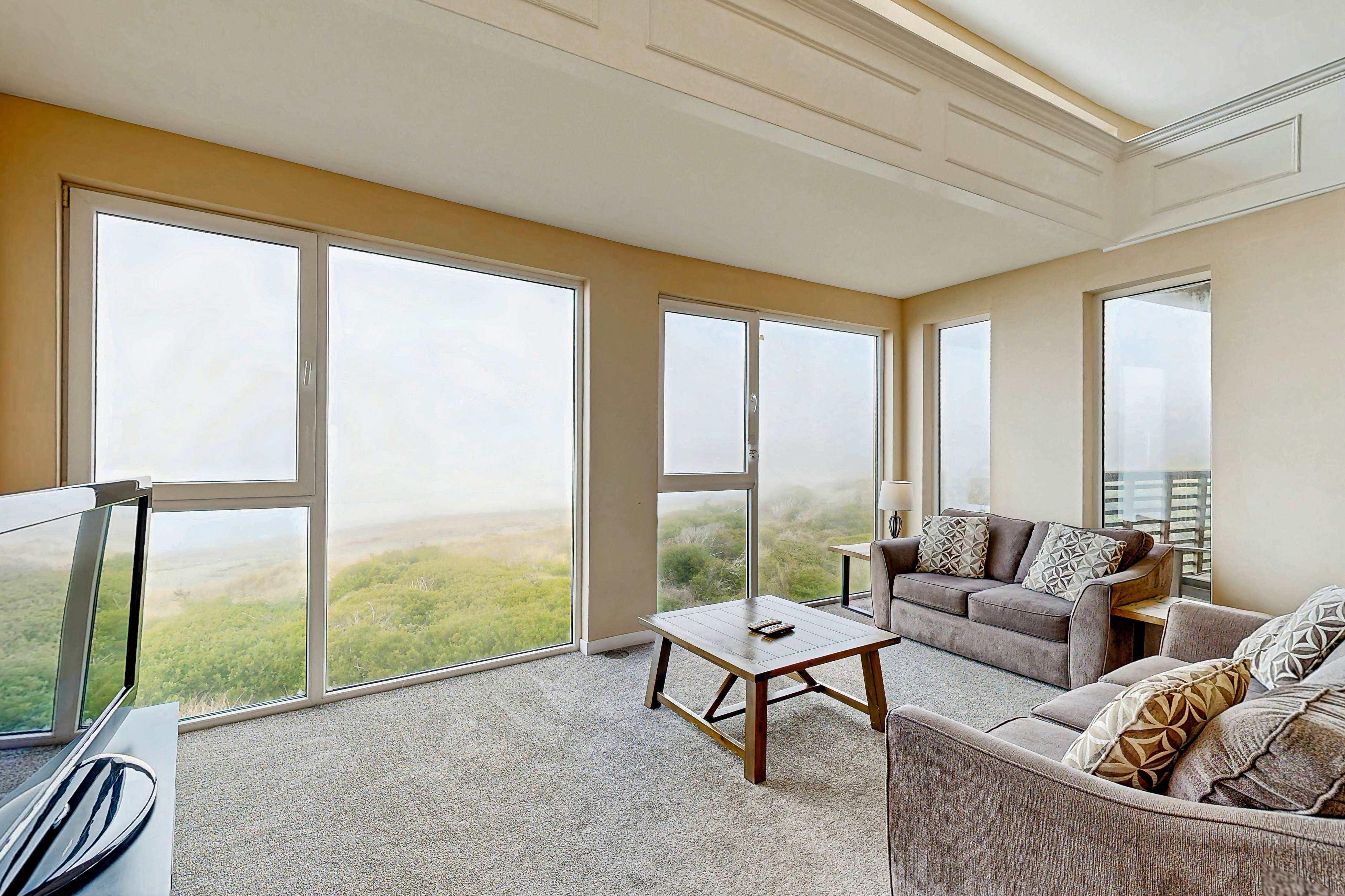 Modern Waterfront Condo - Right on the Pacific Ocean, Dogs Welcome