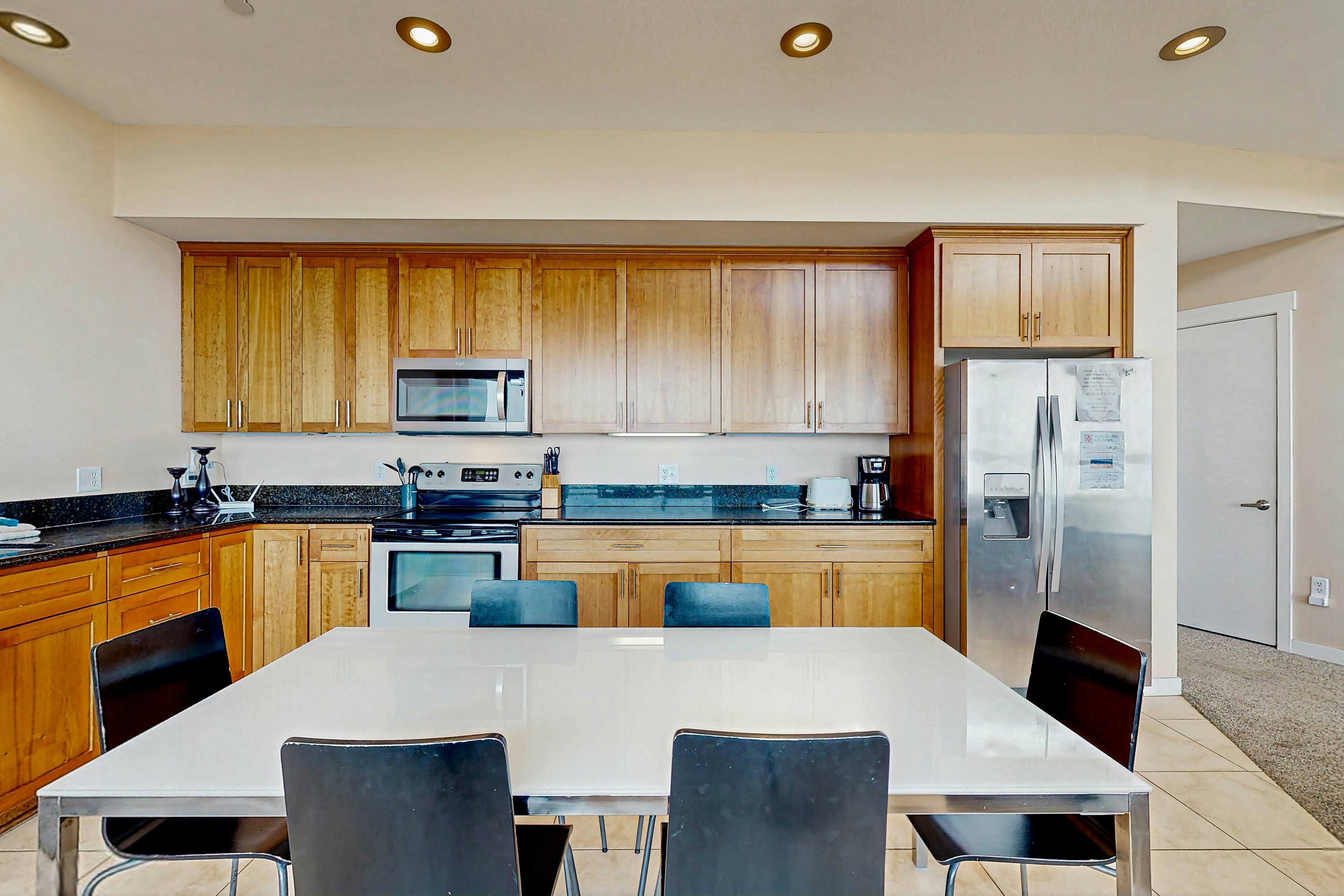 Modern Waterfront Condo - Right on the Pacific Ocean, Dogs Welcome