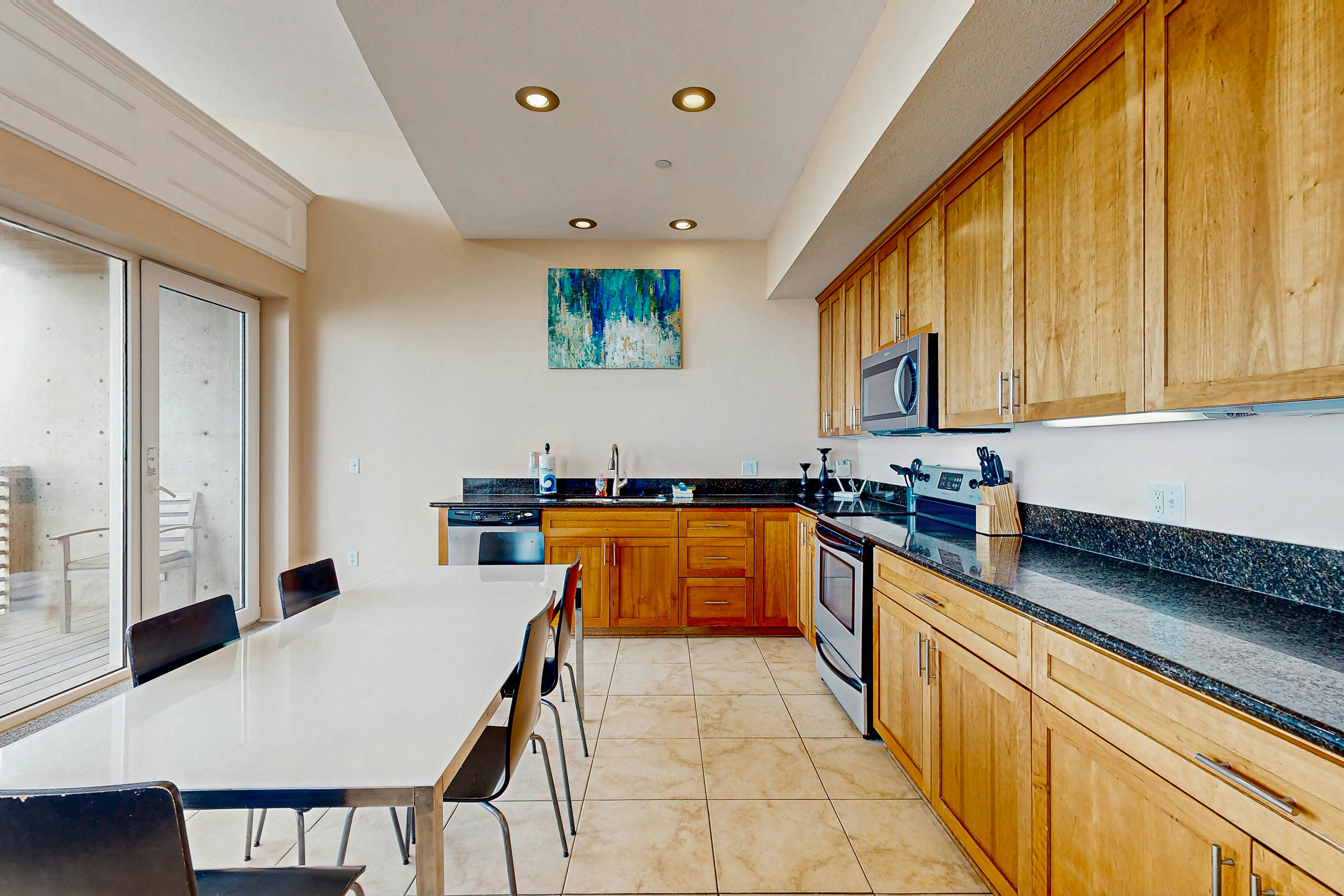 Modern Waterfront Condo - Right on the Pacific Ocean, Dogs Welcome