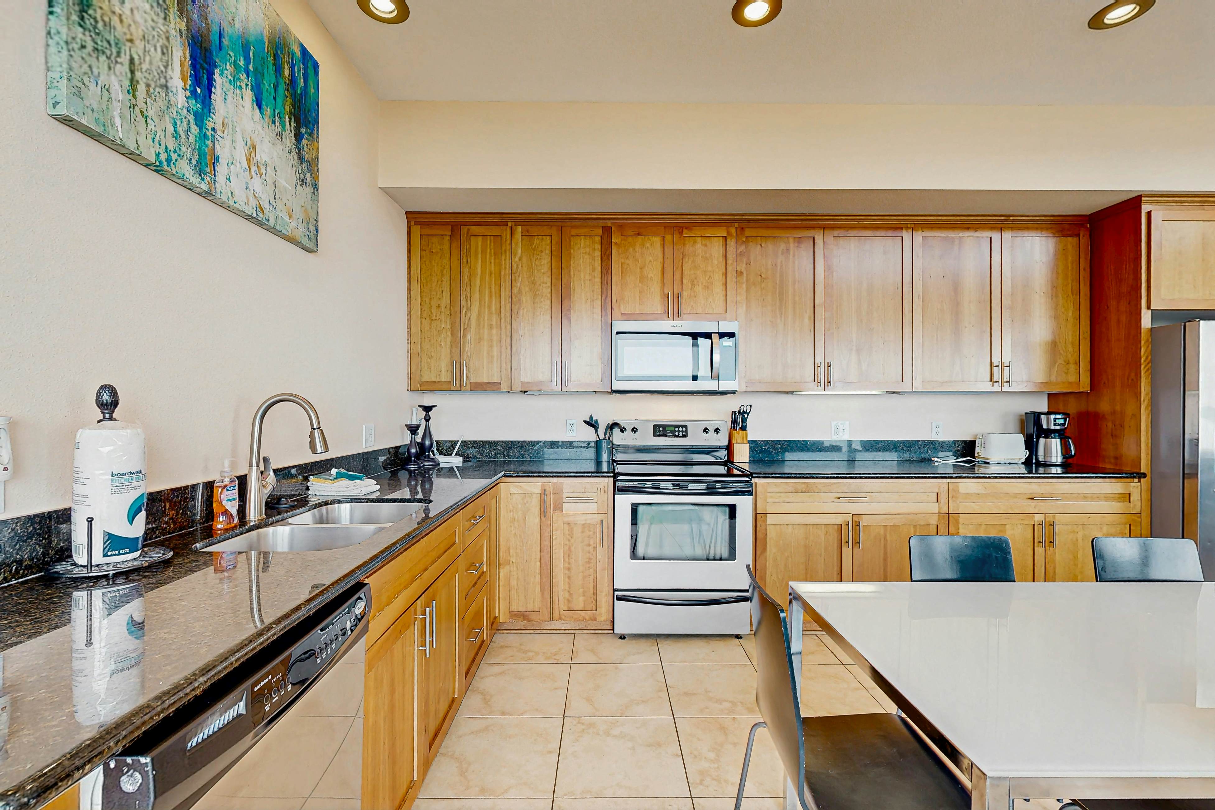 Modern Waterfront Condo - Right on the Pacific Ocean, Dogs Welcome