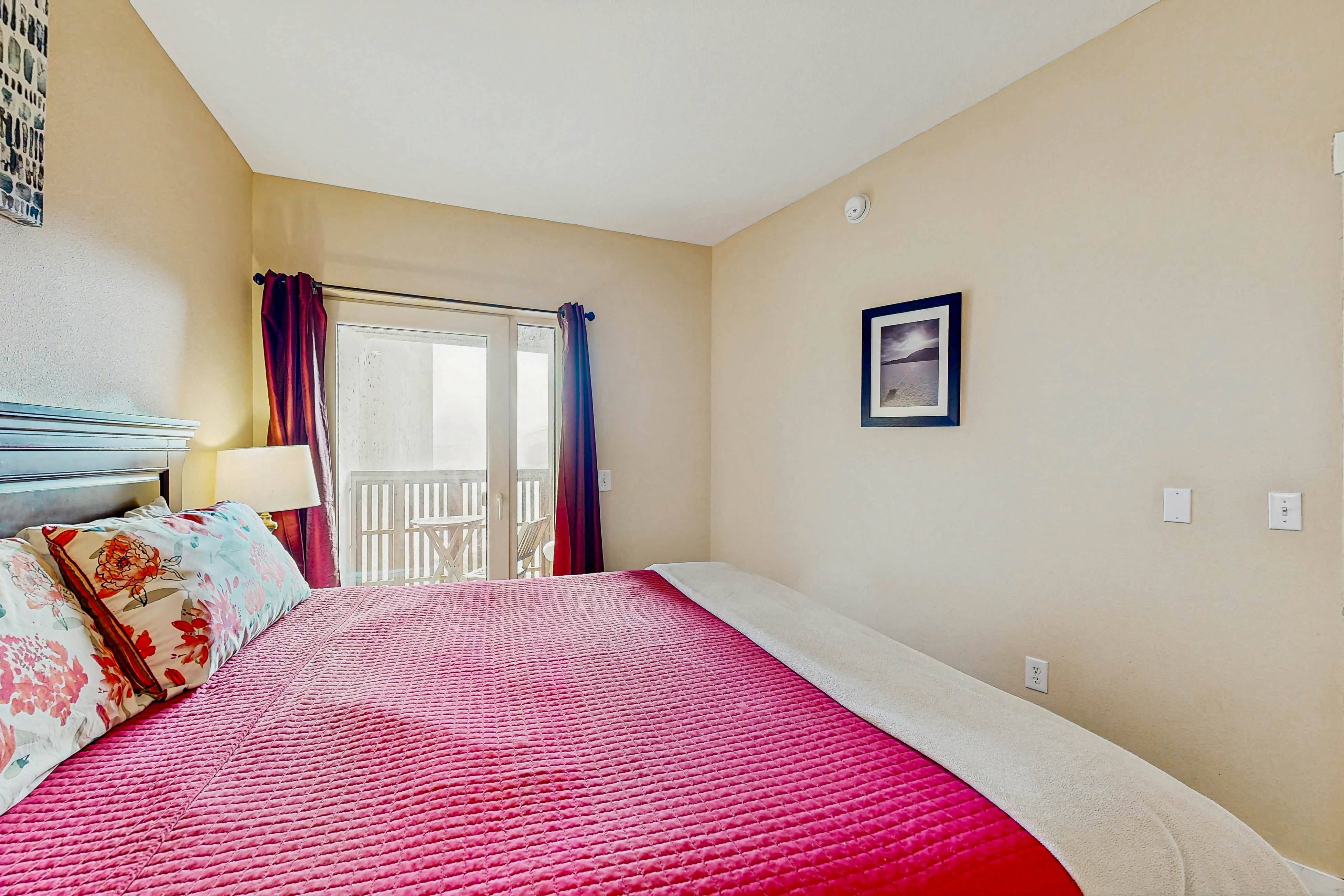 Modern Waterfront Condo - Right on the Pacific Ocean, Dogs Welcome