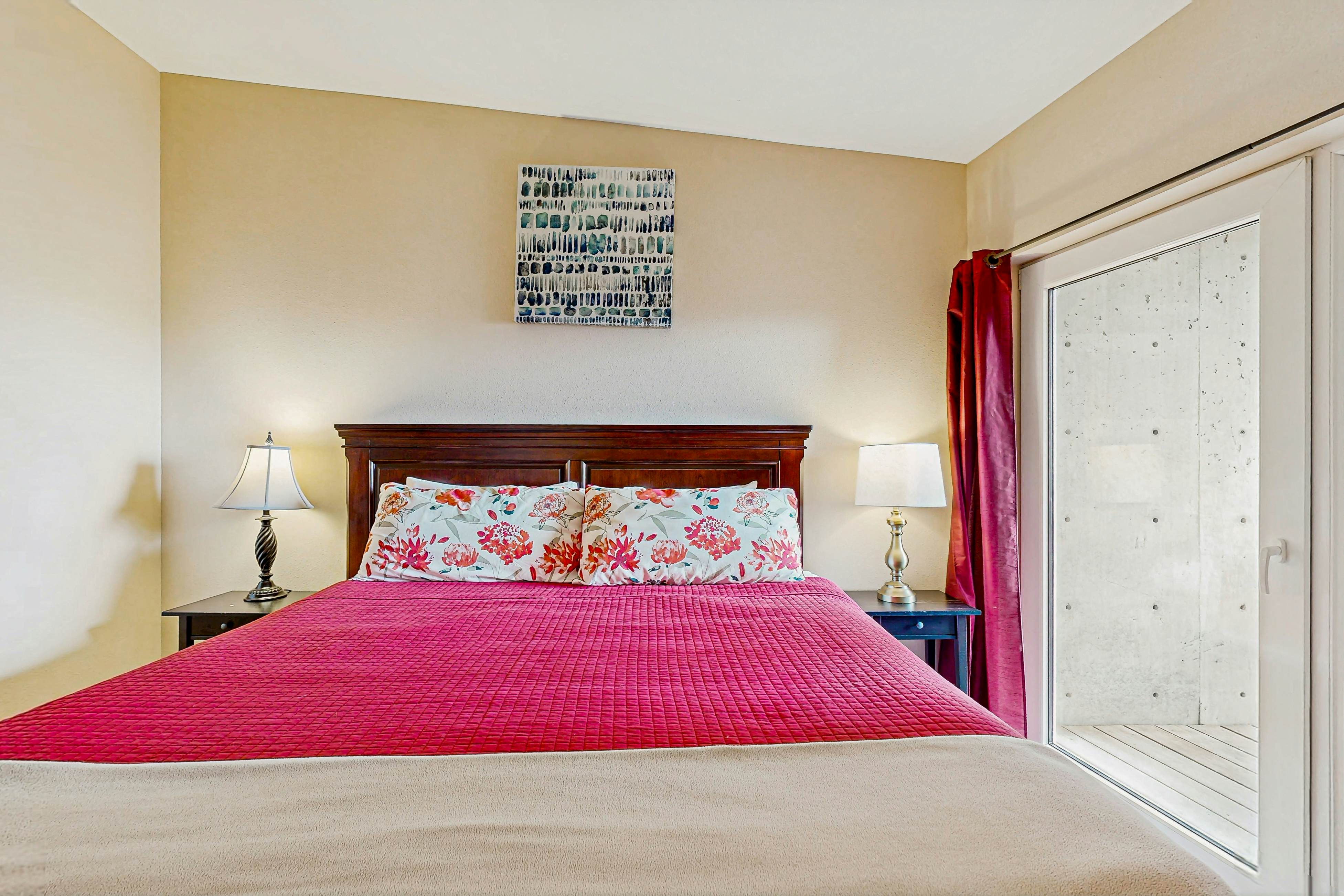 Modern Waterfront Condo - Right on the Pacific Ocean, Dogs Welcome