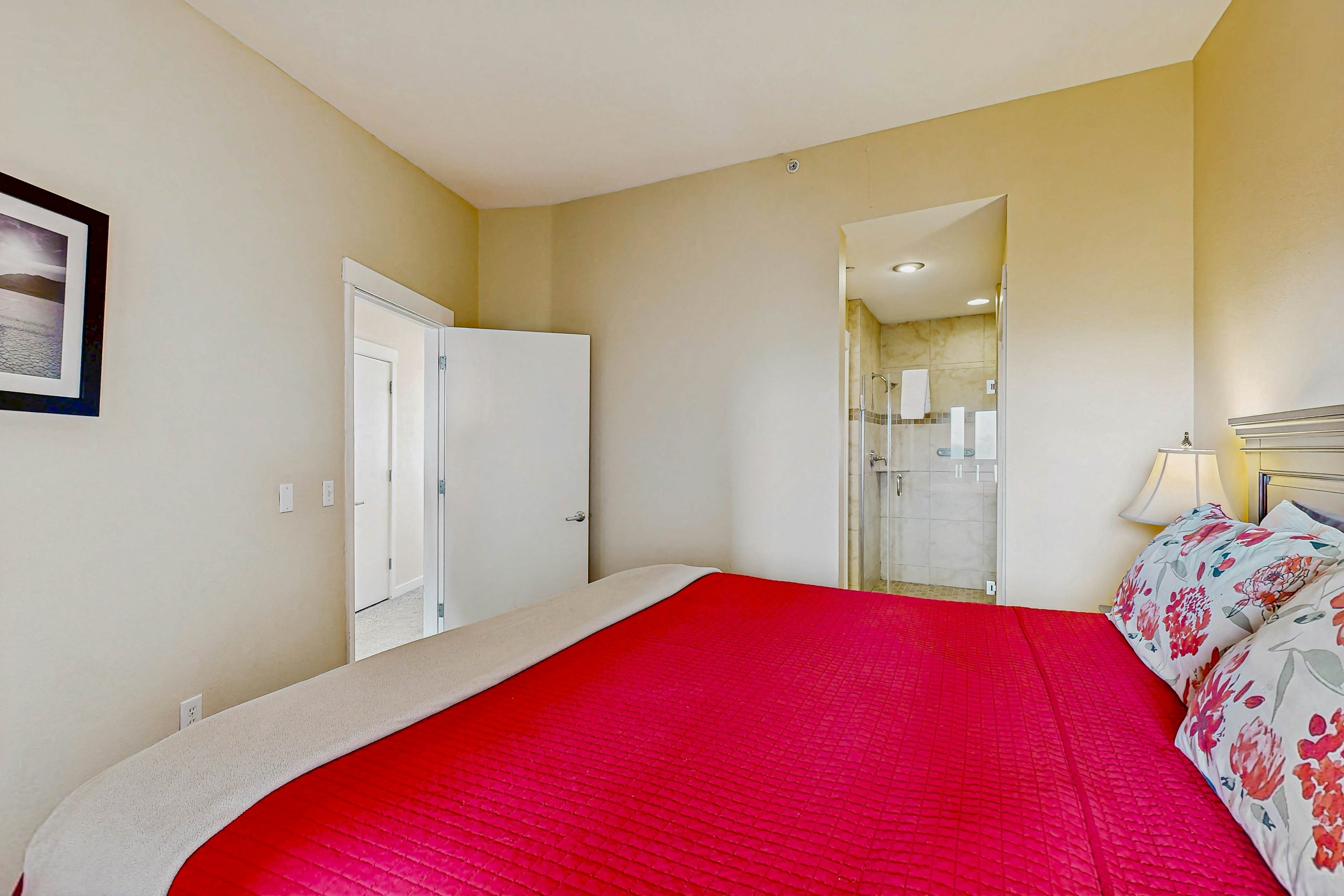 Modern Waterfront Condo - Right on the Pacific Ocean, Dogs Welcome