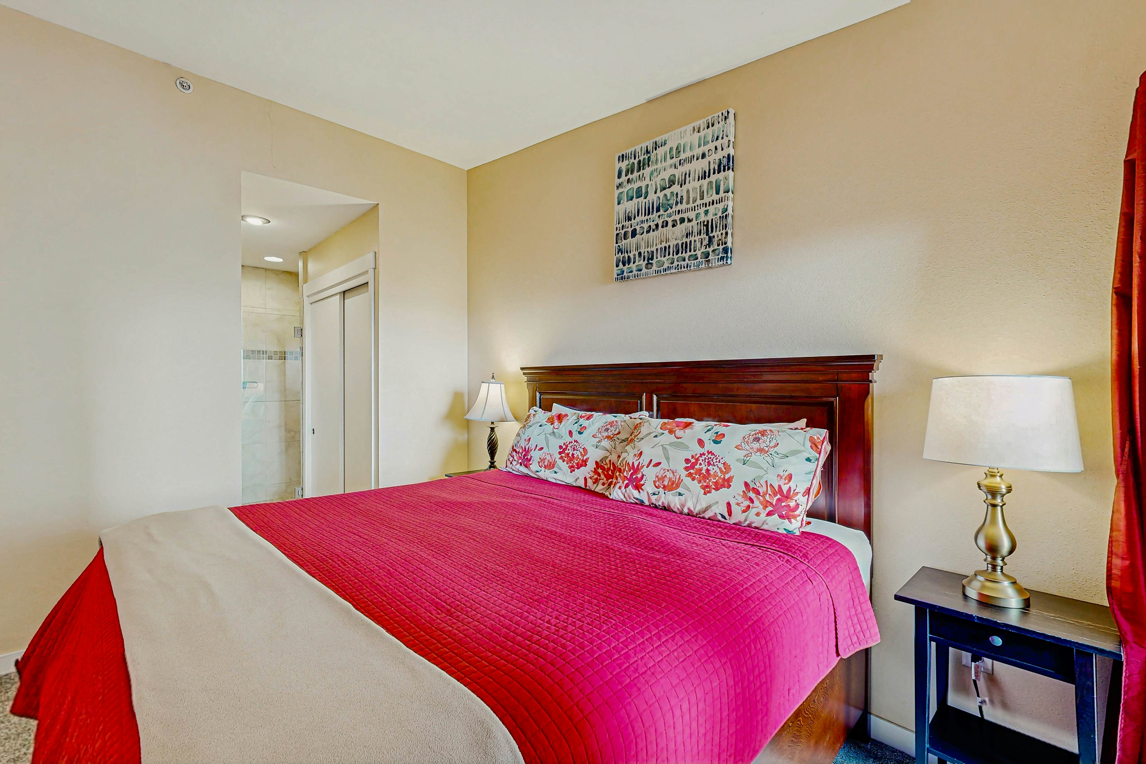 Modern Waterfront Condo - Right on the Pacific Ocean, Dogs Welcome