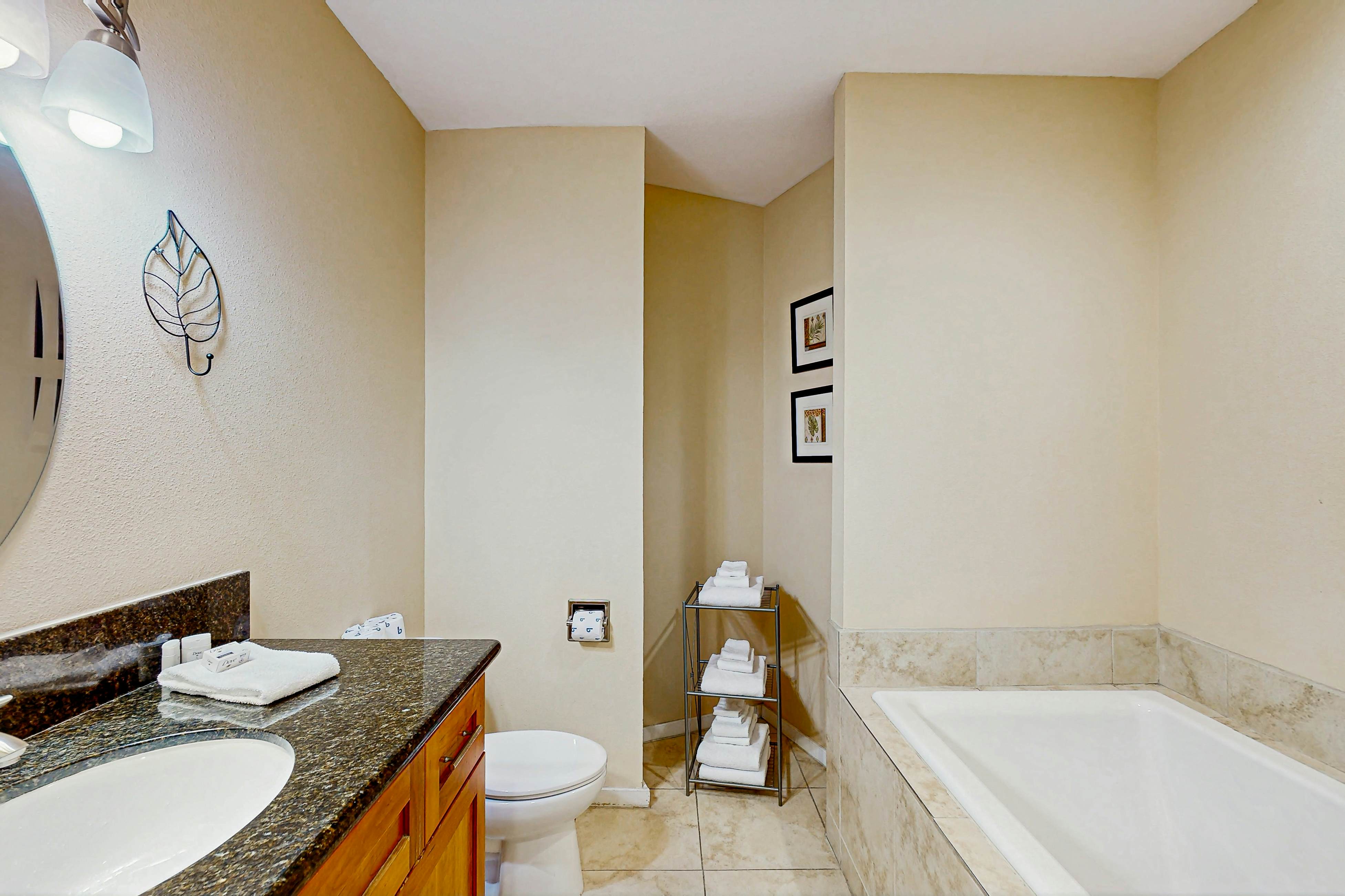 Modern Waterfront Condo - Right on the Pacific Ocean, Dogs Welcome