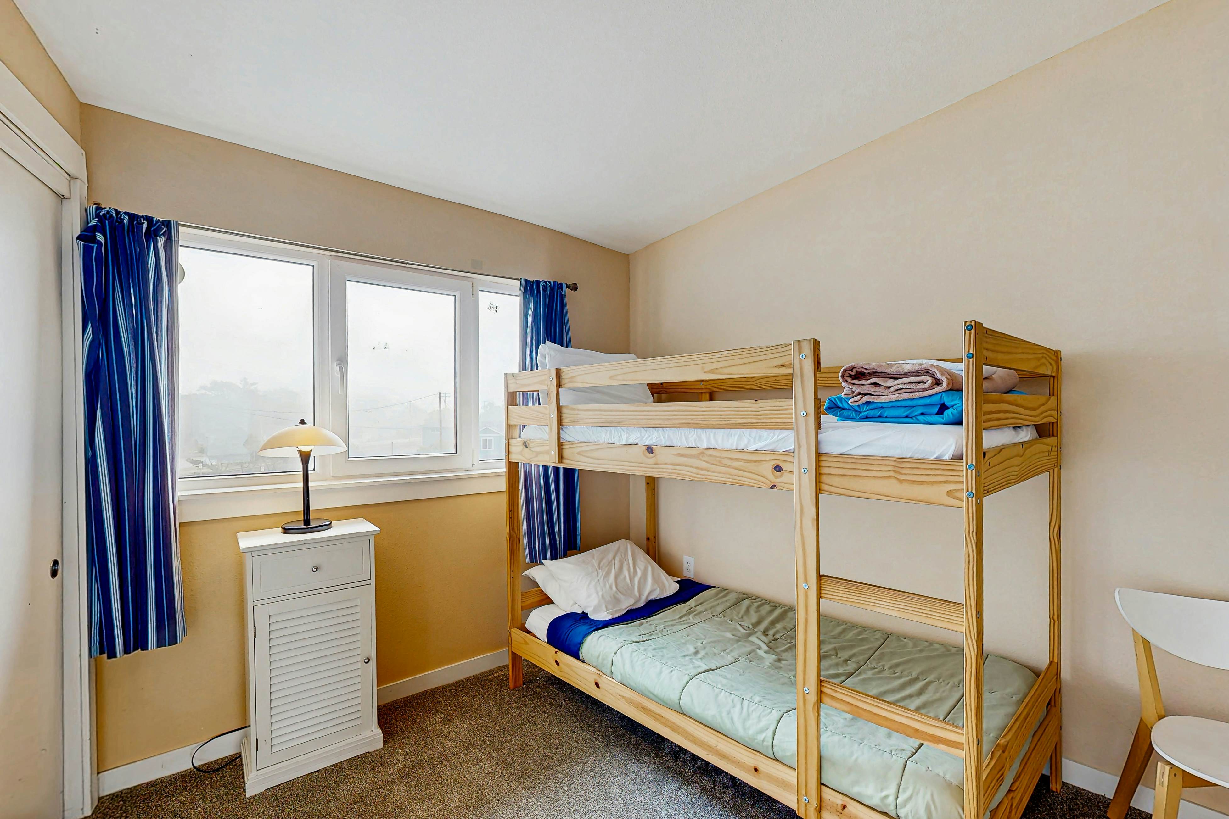 Modern Waterfront Condo - Right on the Pacific Ocean, Dogs Welcome