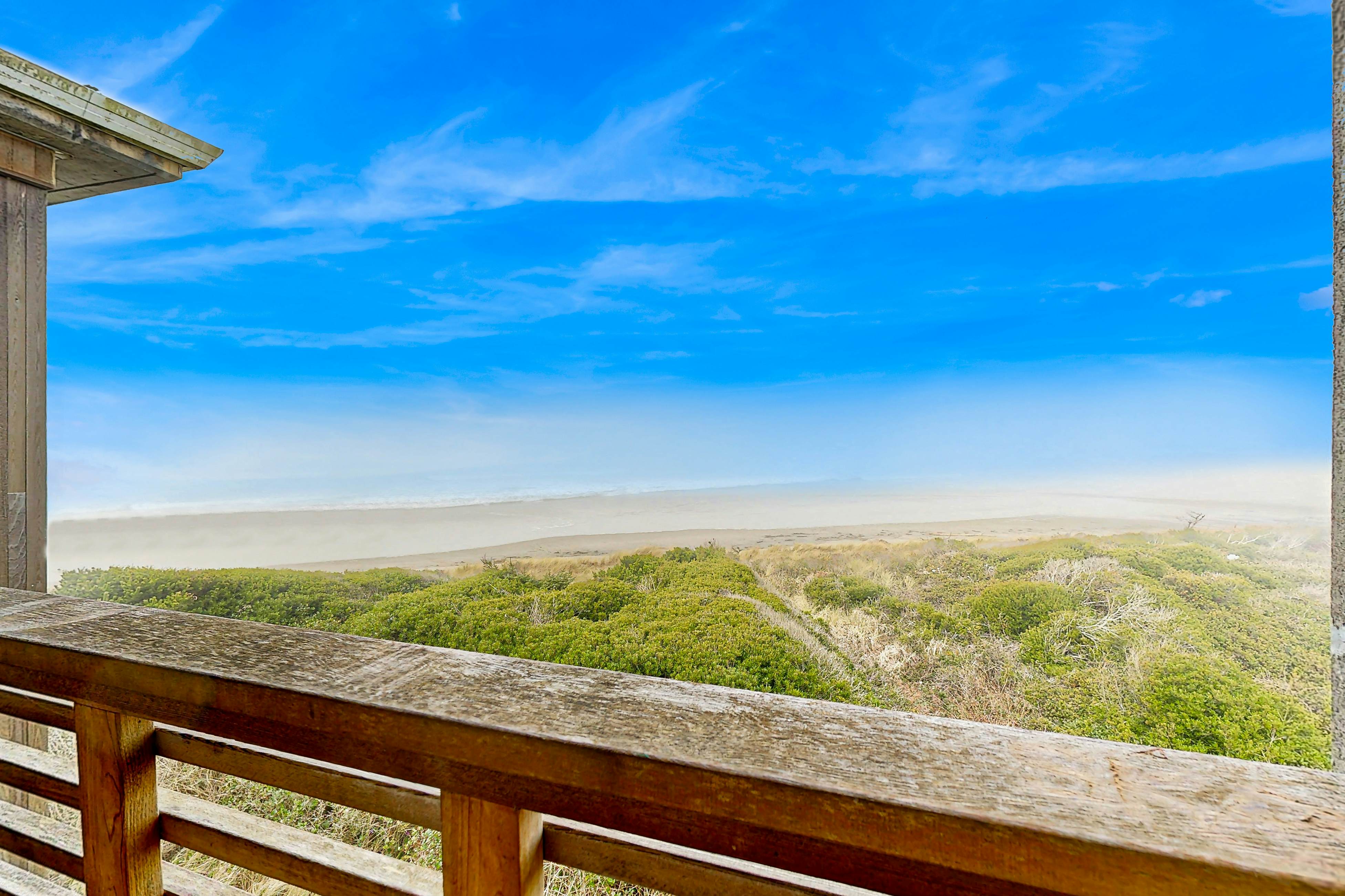 Modern Waterfront Condo - Right on the Pacific Ocean, Dogs Welcome