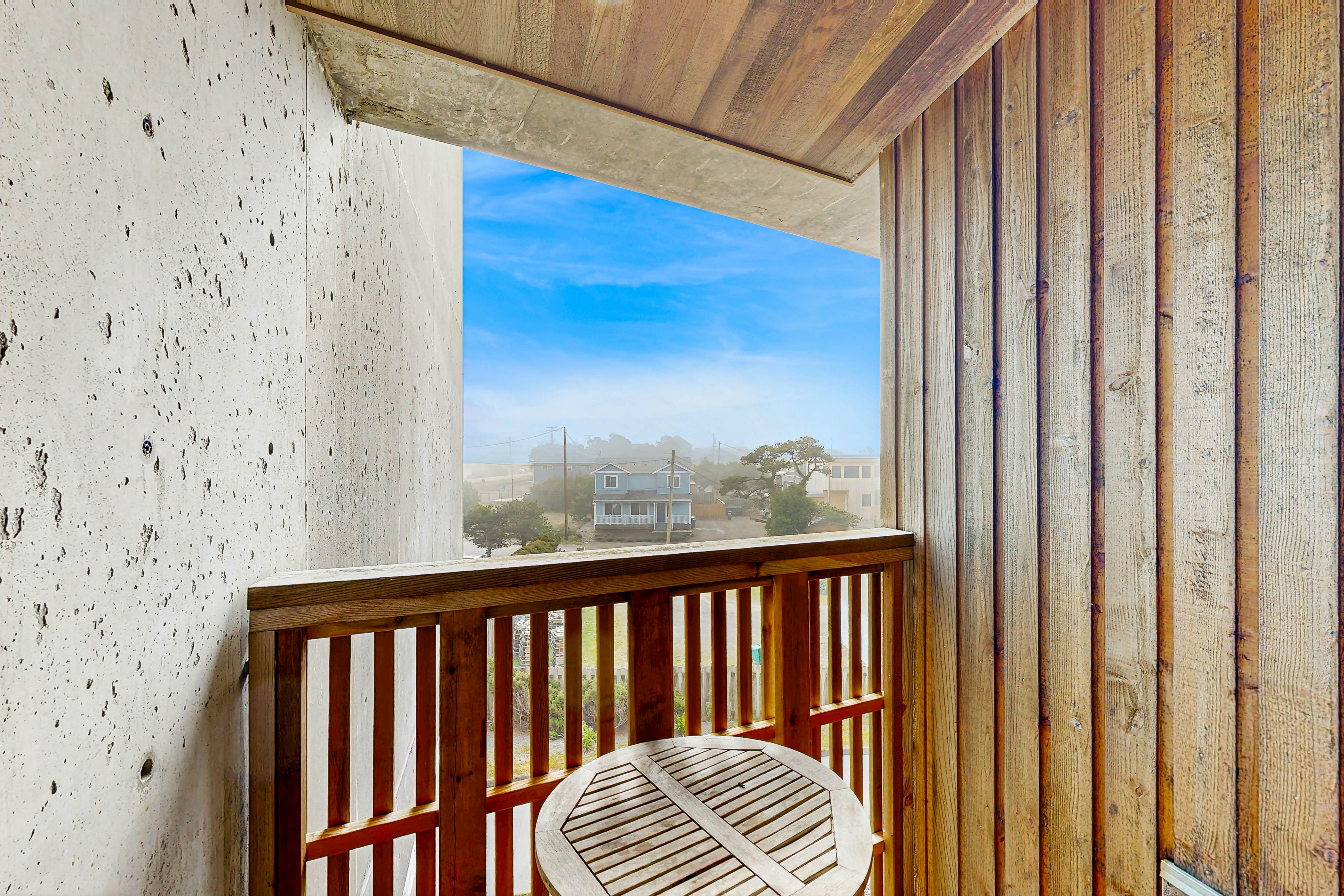 Modern Waterfront Condo - Right on the Pacific Ocean, Dogs Welcome