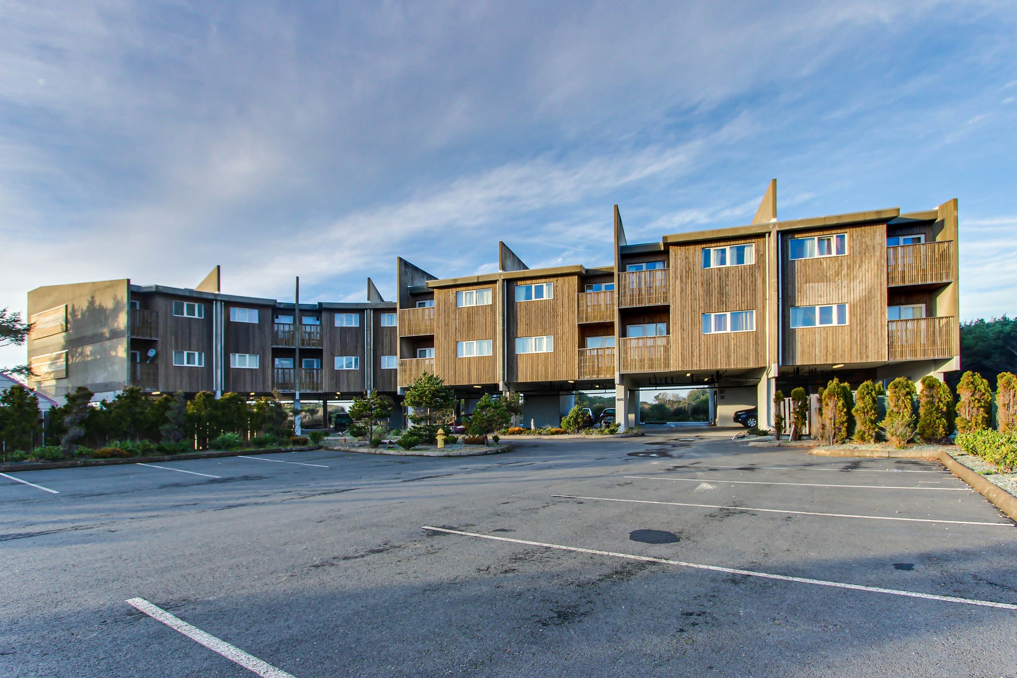 Modern Waterfront Condo - Right on the Pacific Ocean, Dogs Welcome