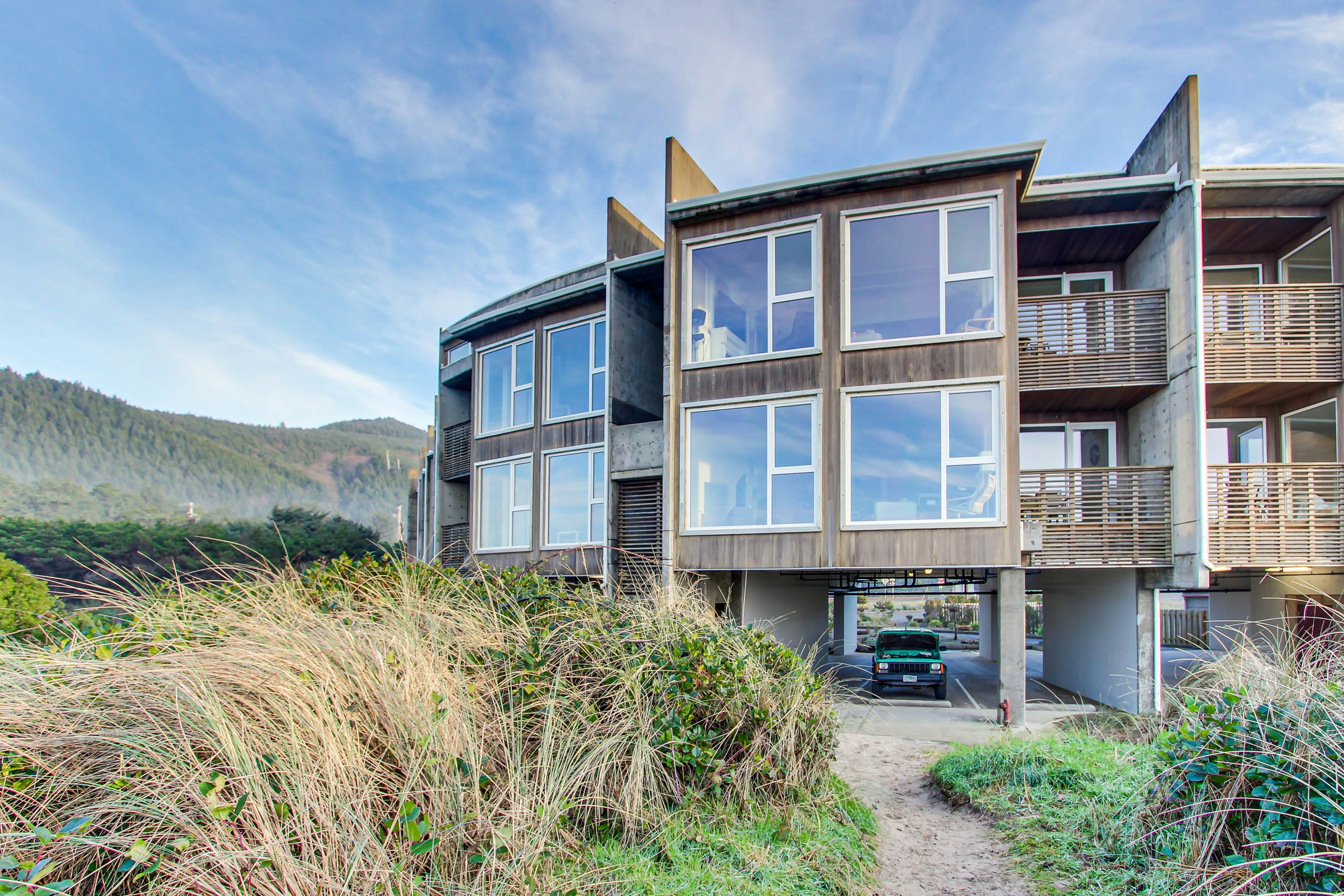 Modern Waterfront Condo - Right on the Pacific Ocean, Dogs Welcome