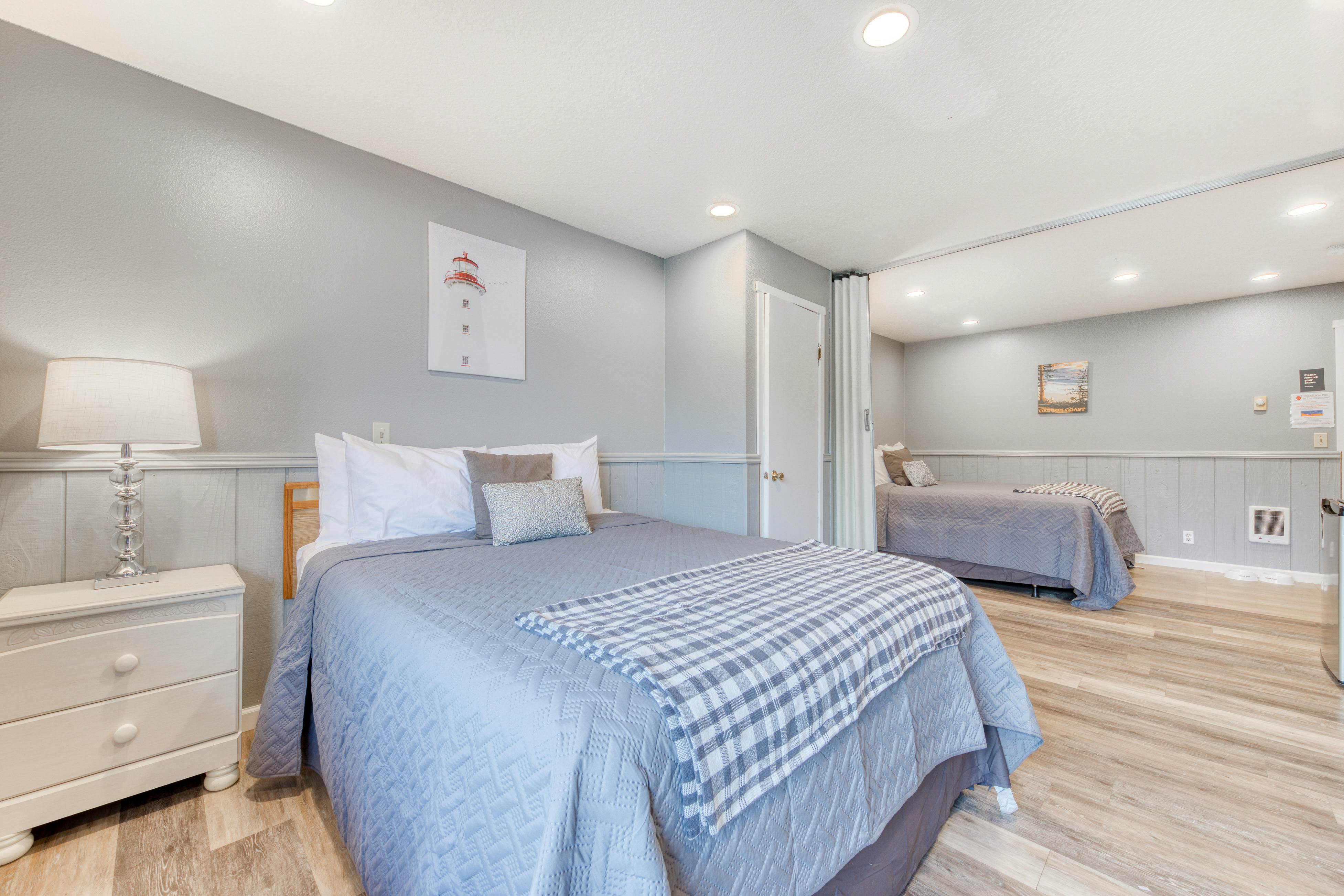 Two Dog-Friendly Studios w/ Full Kitchen & Kitchenette - Walk to the Beach