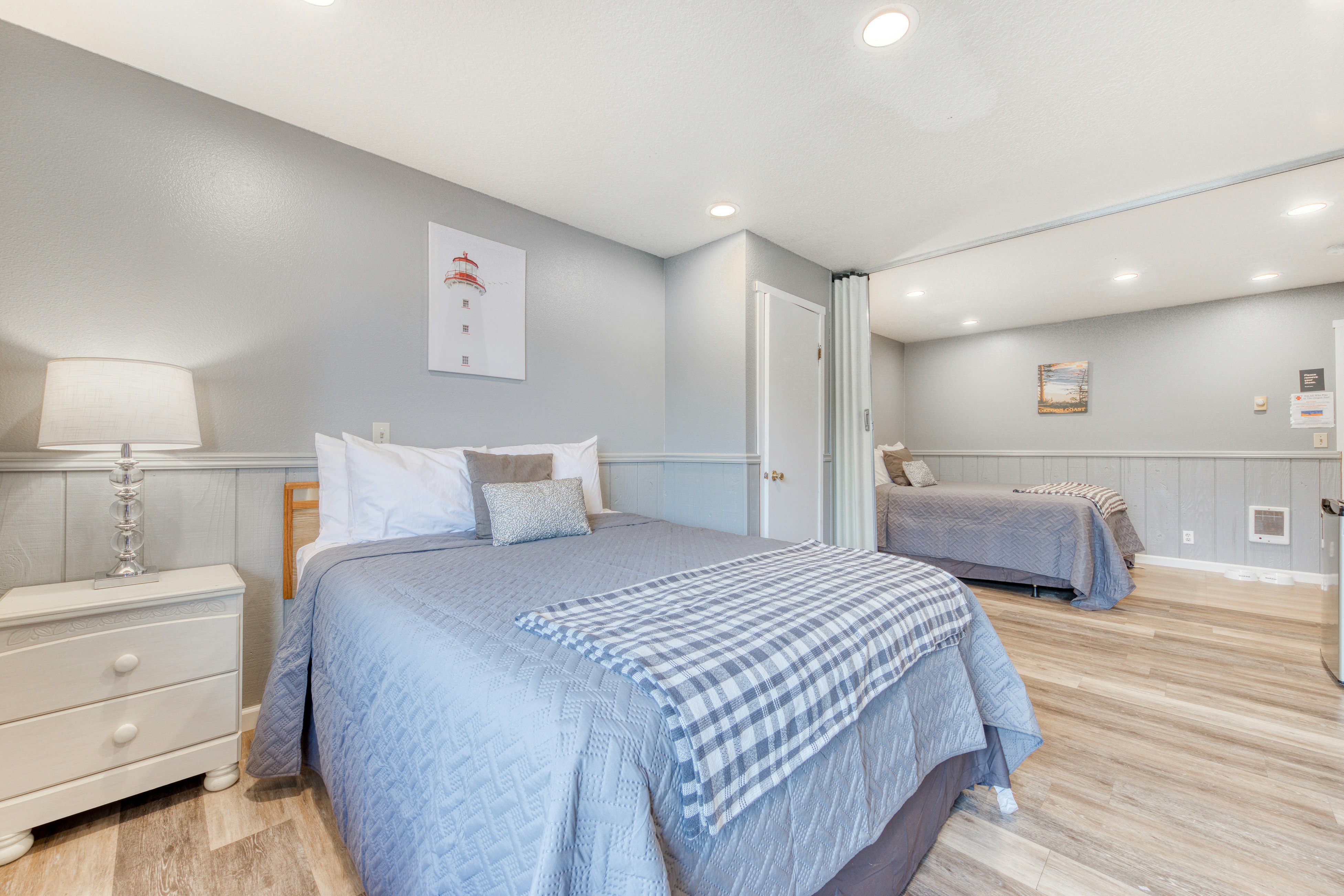 Two Dog-Friendly Studios w/ Full Kitchen & Kitchenette - Walk to the Beach