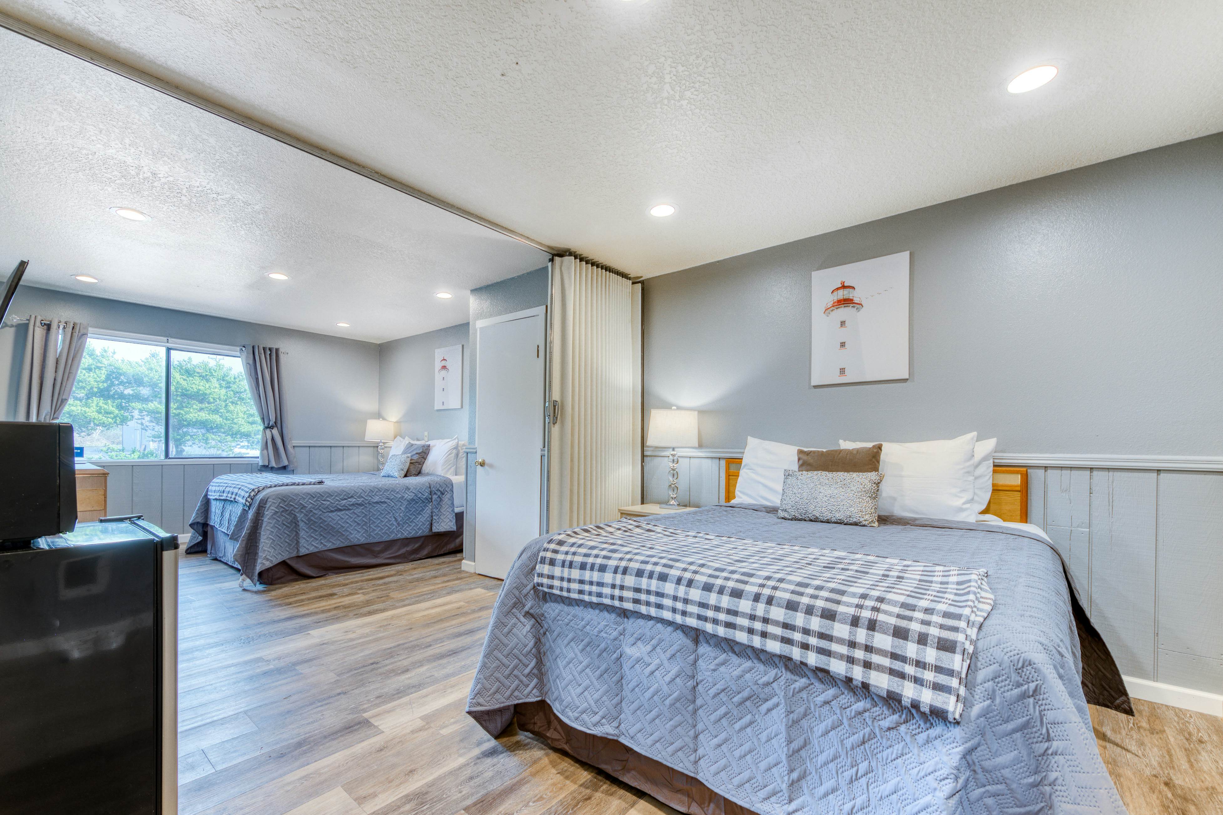 Two Dog-Friendly Studios w/ Full Kitchen & Kitchenette - Walk to the Beach