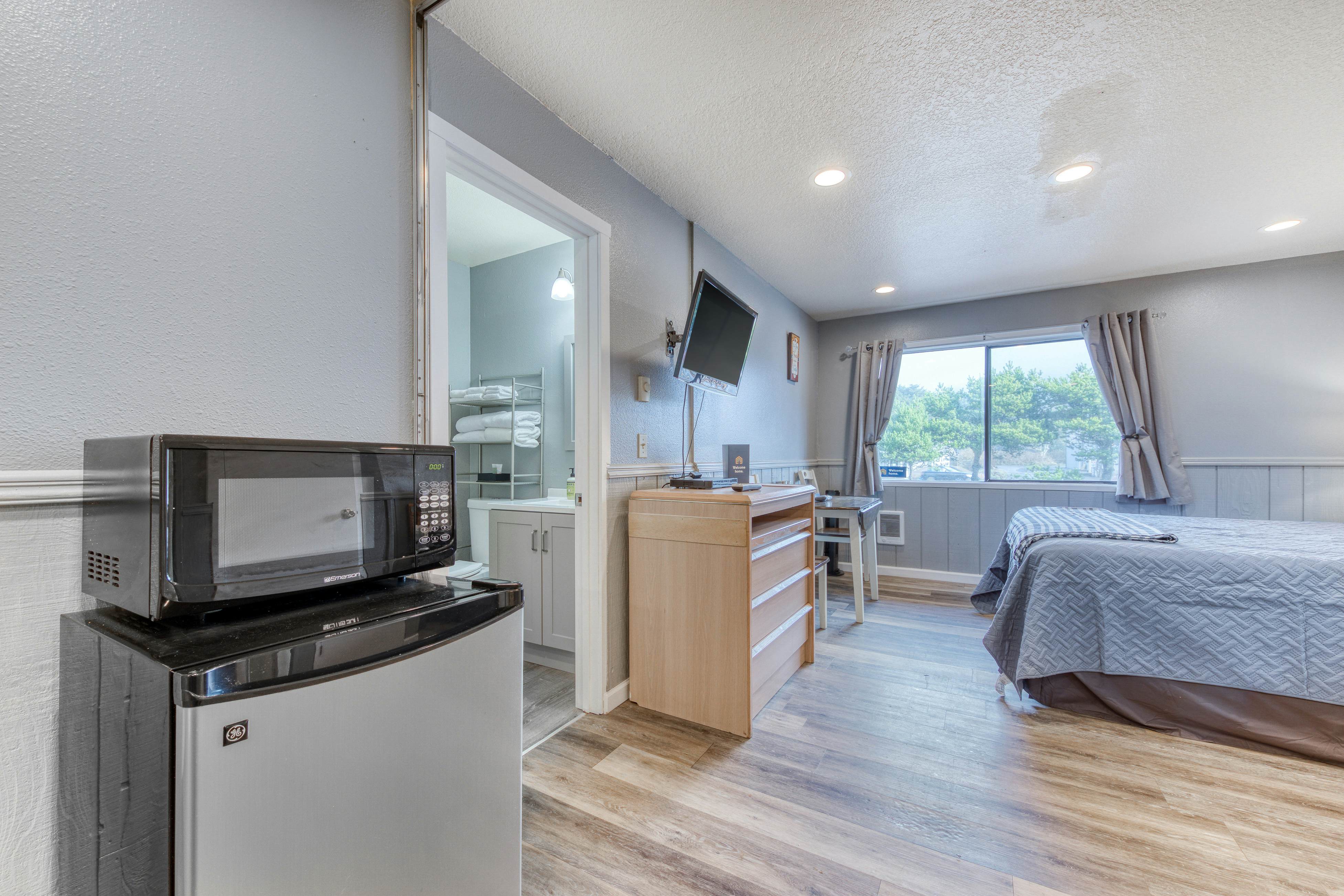 Two Dog-Friendly Studios w/ Full Kitchen & Kitchenette - Walk to the Beach