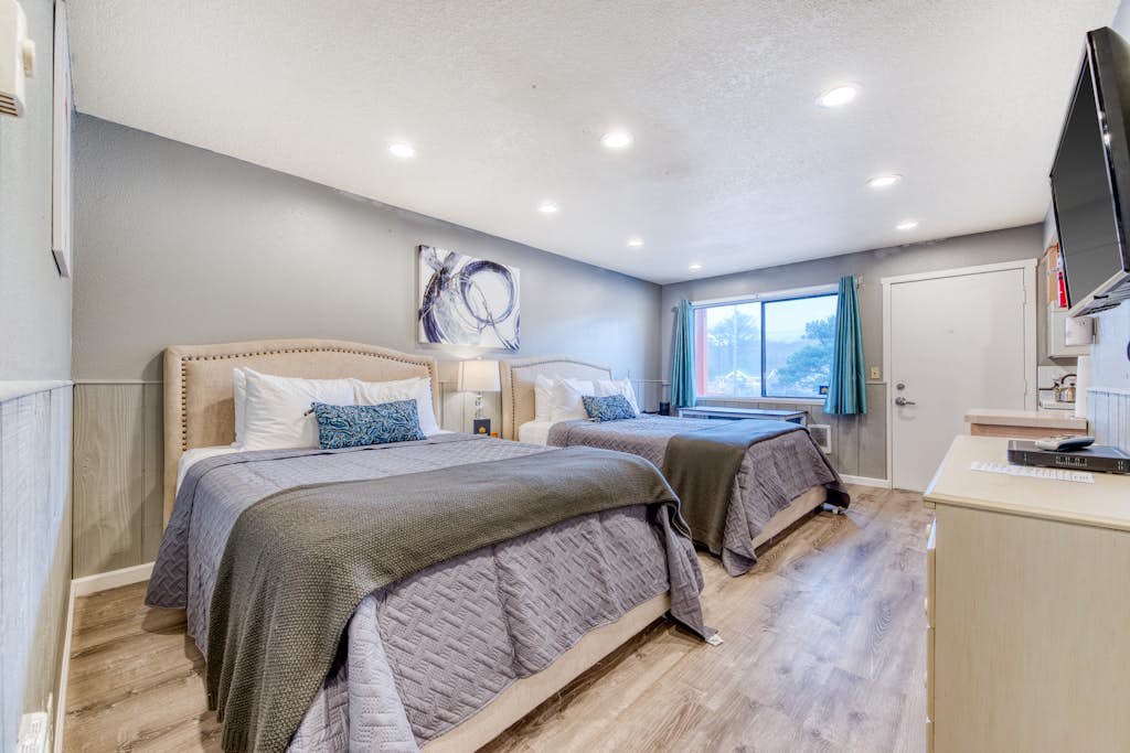 Two Dog Friendly Studios with Full Kitchen and Kitchenette Walk to the Beach