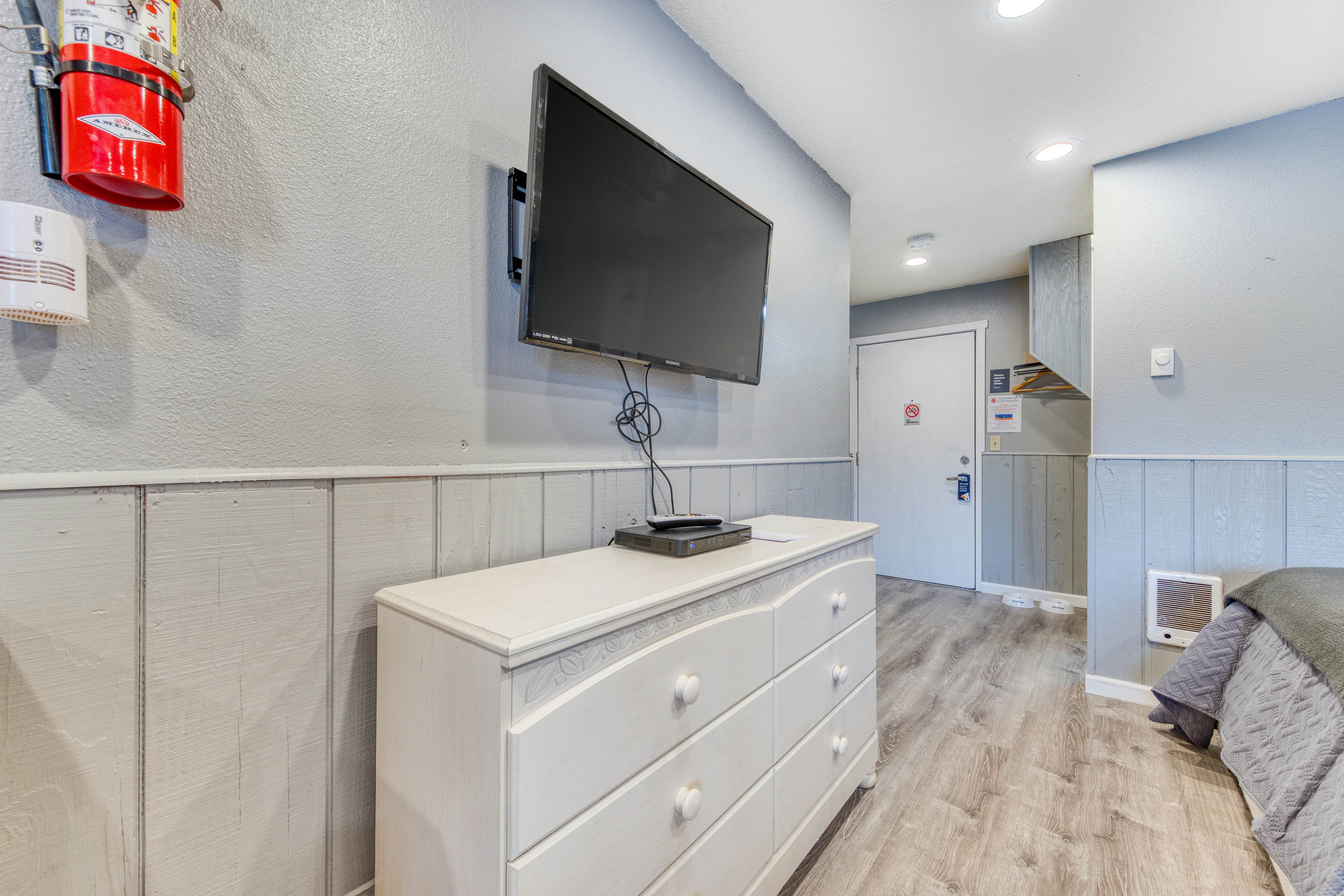 Two Dog-Friendly Studios w/ Full Kitchen & Kitchenette - Walk to the Beach