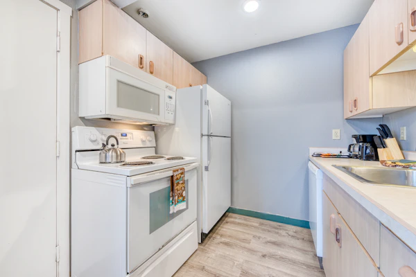 Two Dog Friendly Studios with Full Kitchen and Kitchenette Walk to the Beach