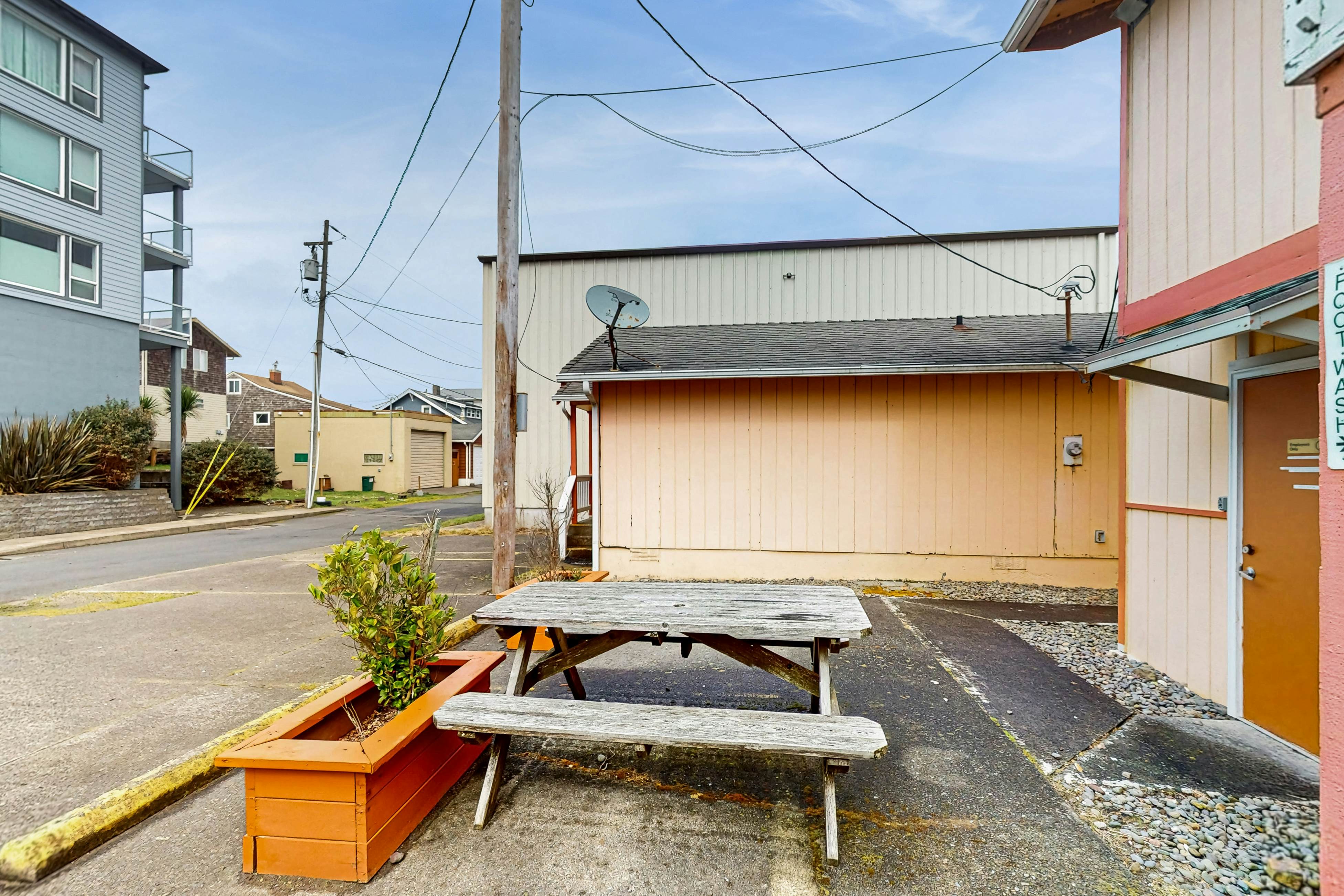 Charming Dog-Friendly Room w/ Kitchenette Near the Beach & Downtown