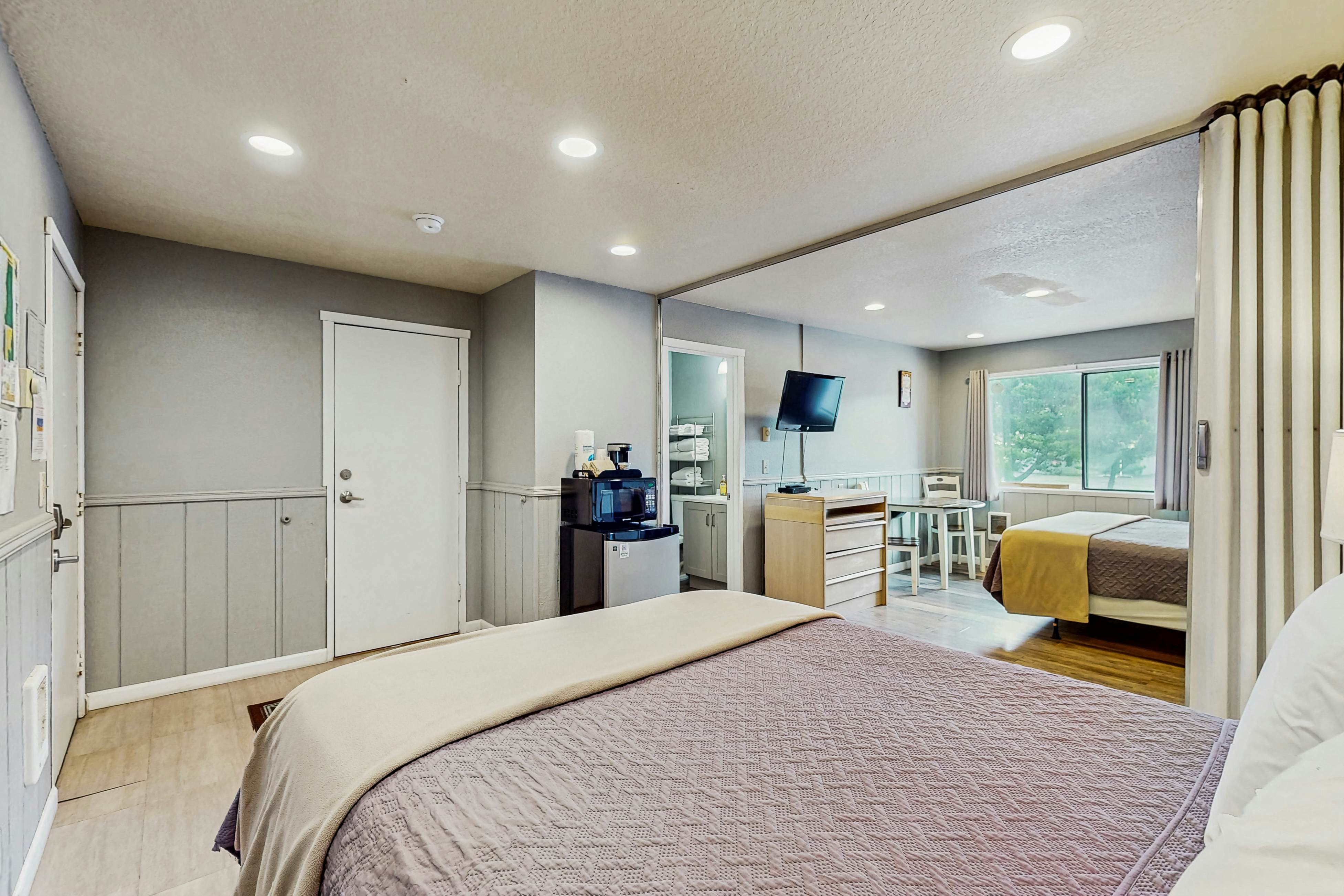 Charming Dog-Friendly Room w/ Kitchenette Near the Beach & Downtown